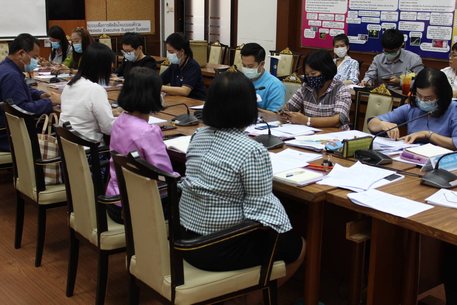 ประชุมคณะทำงานพิจารณาจัดทำข้อตกลงการปฏิบัติราชการและผลการประเมินผลการปฏิบัติราชการของข้าราชการและลูกจ้างประจำ สังกัดกรมการพัฒนาชุมชน จังหวัดชลบุรี