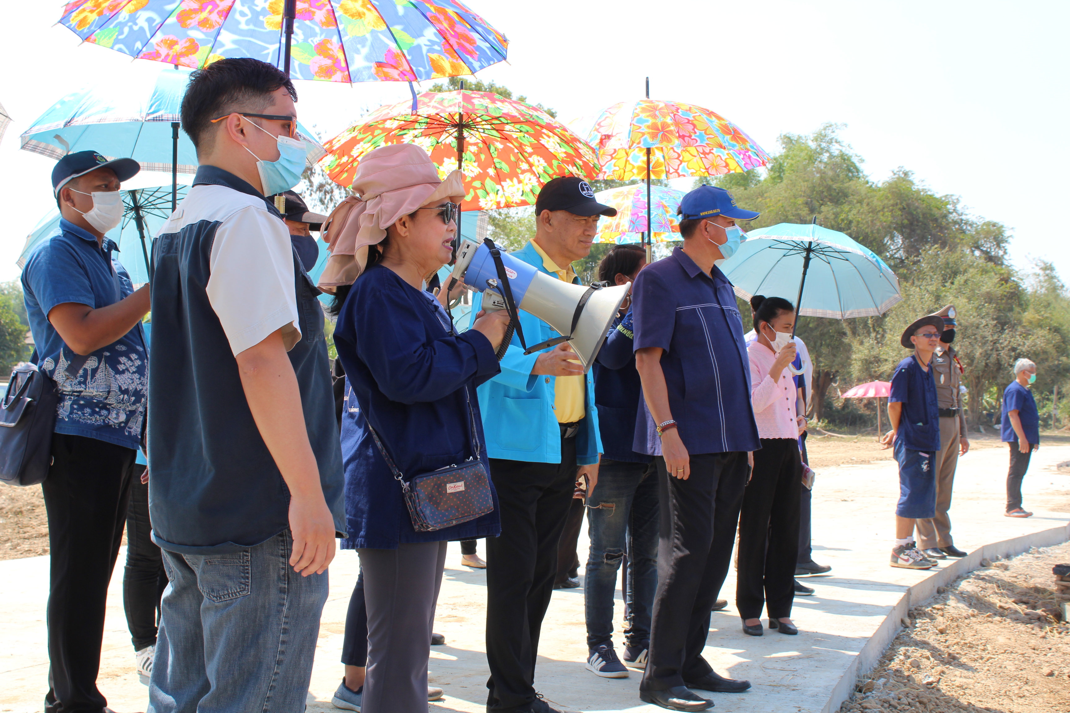 รองผู้ว่าราชการจังหวัดชลบุรี นำคณะเยี่ยมชมโครงการ “โคก หนอง นา โมเดล” อ.พนัสนิคม