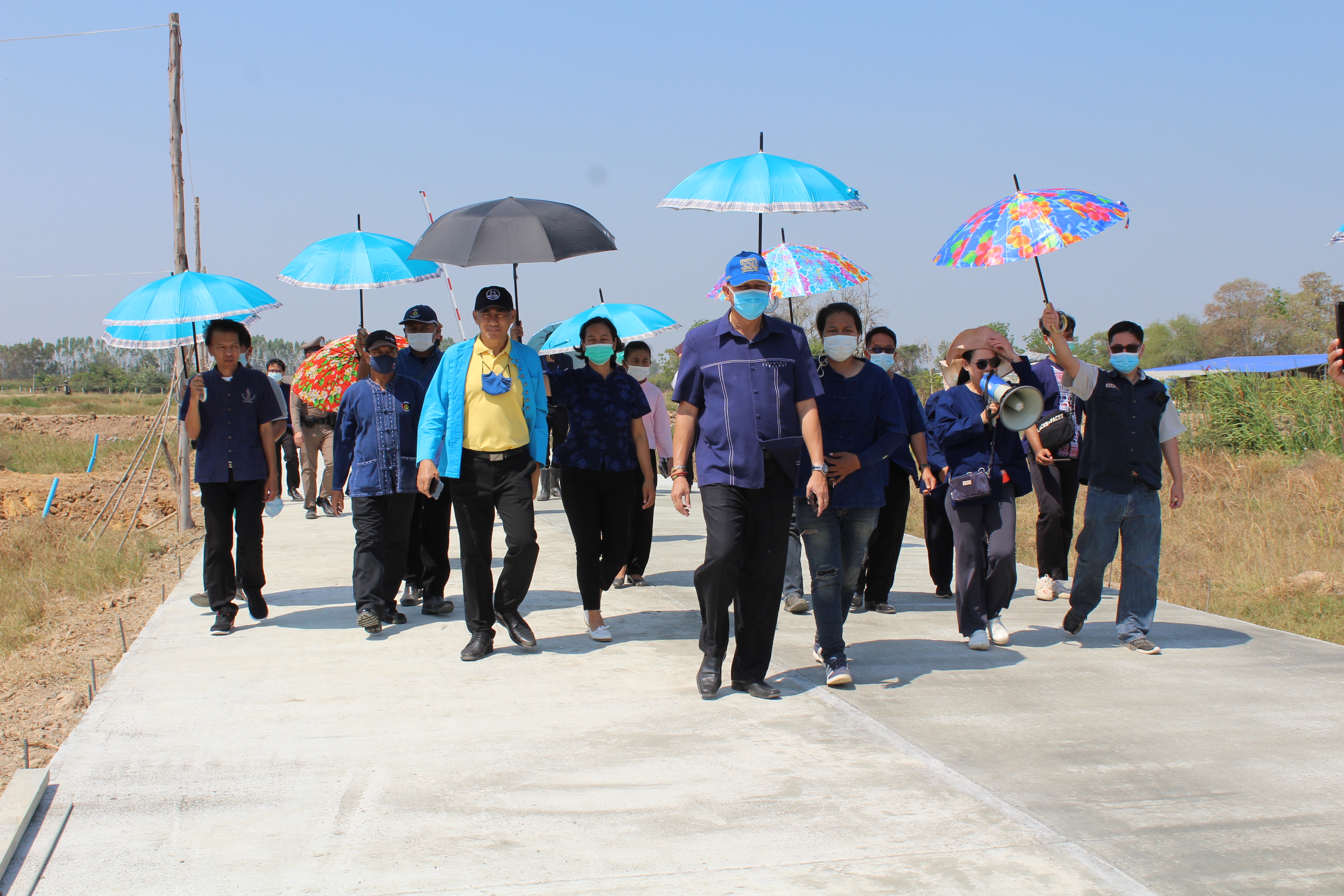 รองผู้ว่าราชการจังหวัดชลบุรี นำคณะเยี่ยมชมโครงการ “โคก หนอง นา โมเดล” อ.พนัสนิคม