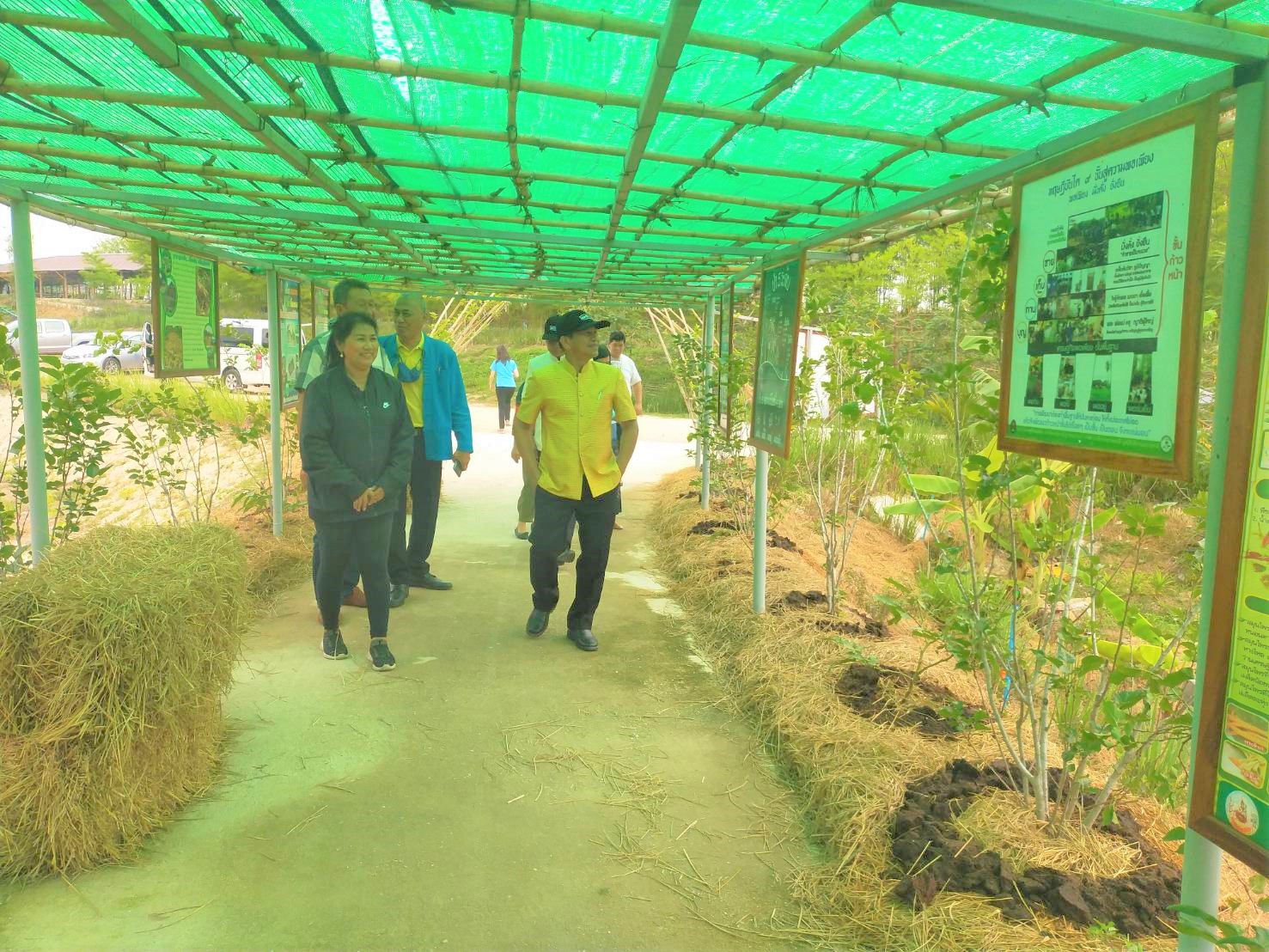 รองอธิบดี พช. ลงพื้นที่เยี่ยมชม “โคก หนอง นา โมเดล” อ.ศรีราชา จ.ชลบุรี