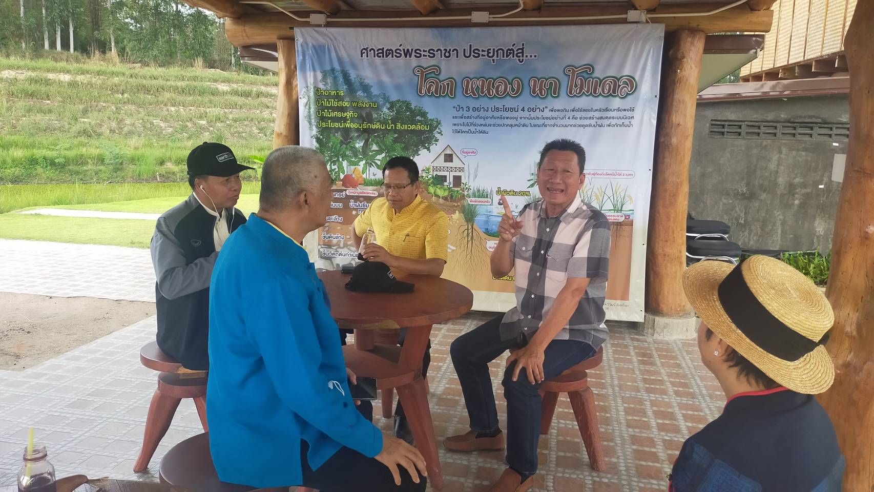 รองอธิบดี พช. ลงพื้นที่เยี่ยมชม “โคก หนอง นา โมเดล” อ.ศรีราชา จ.ชลบุรี