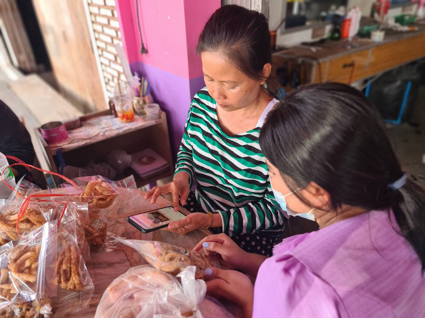สพจ.ชลบุรี ลงพื้นที่ติดตาม​และสนับสนุนผู้ผลิต​ ผู้ประกอบการ OTOP​ สู่ยุค 4.0