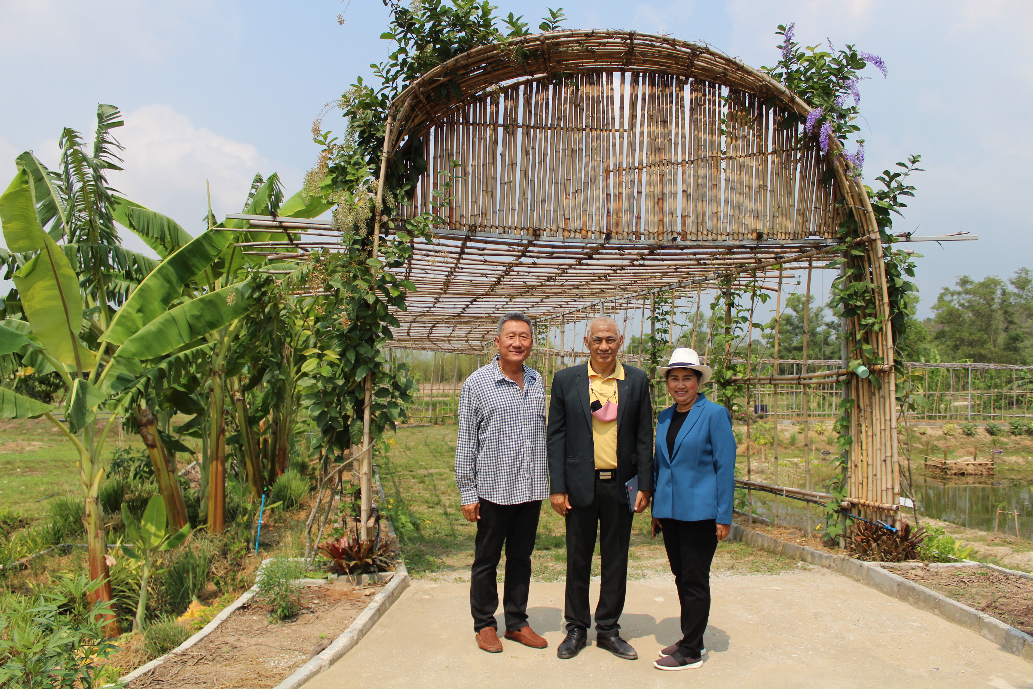 พช.ชลบุรี ร่วมลงนาม MOU 3 ฝ่าย ขับเคลื่อนปฏิบัติการ 90 วัน ปลูกผักสวนครัวเพื่อสร้างความมั่นคงทางอาหาร รอบ 2