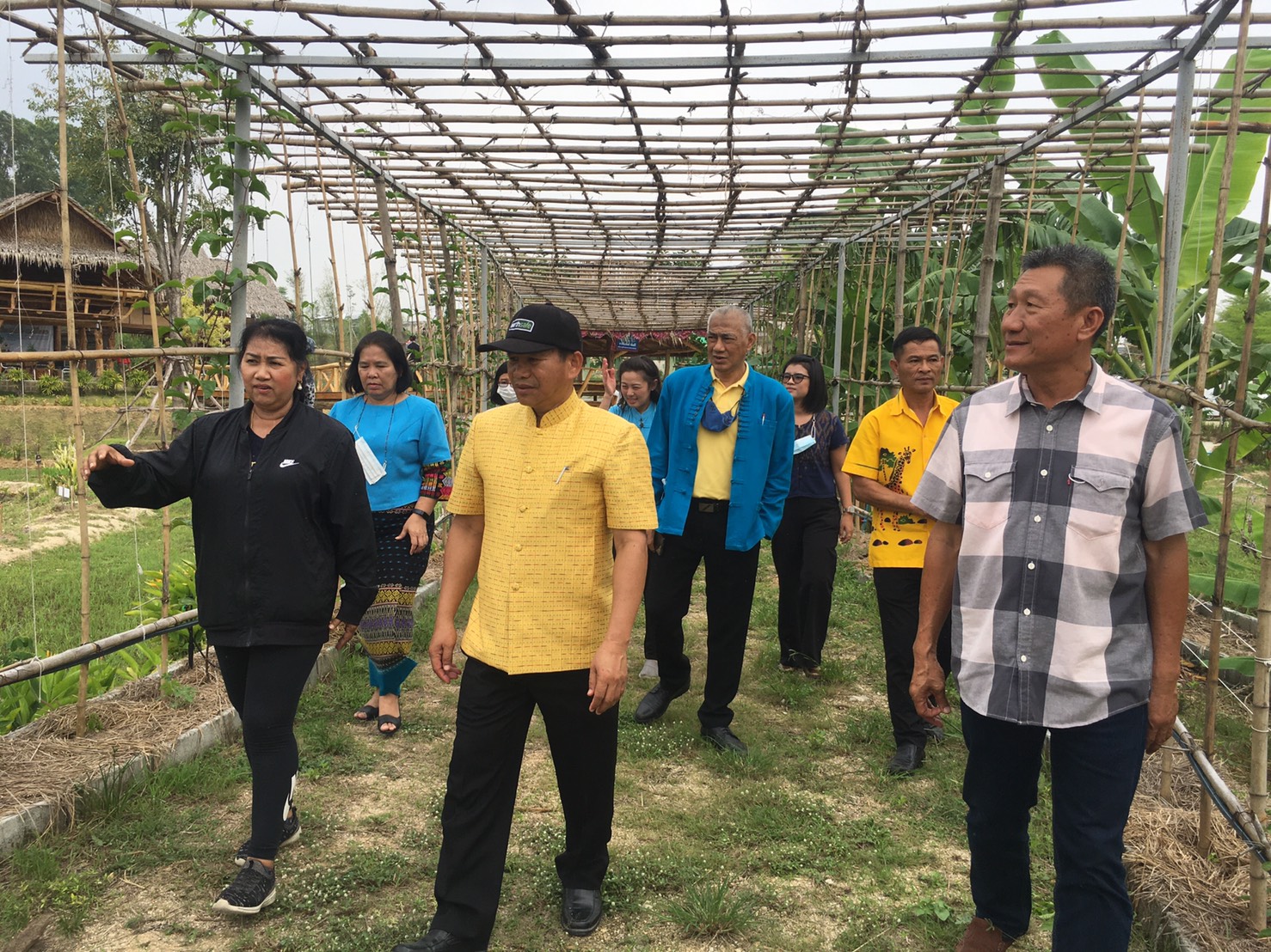 รองอธิบดี พช. ลงพื้นที่เยี่ยมชม “โคก หนอง นา โมเดล” อ.ศรีราชา จ.ชลบุรี