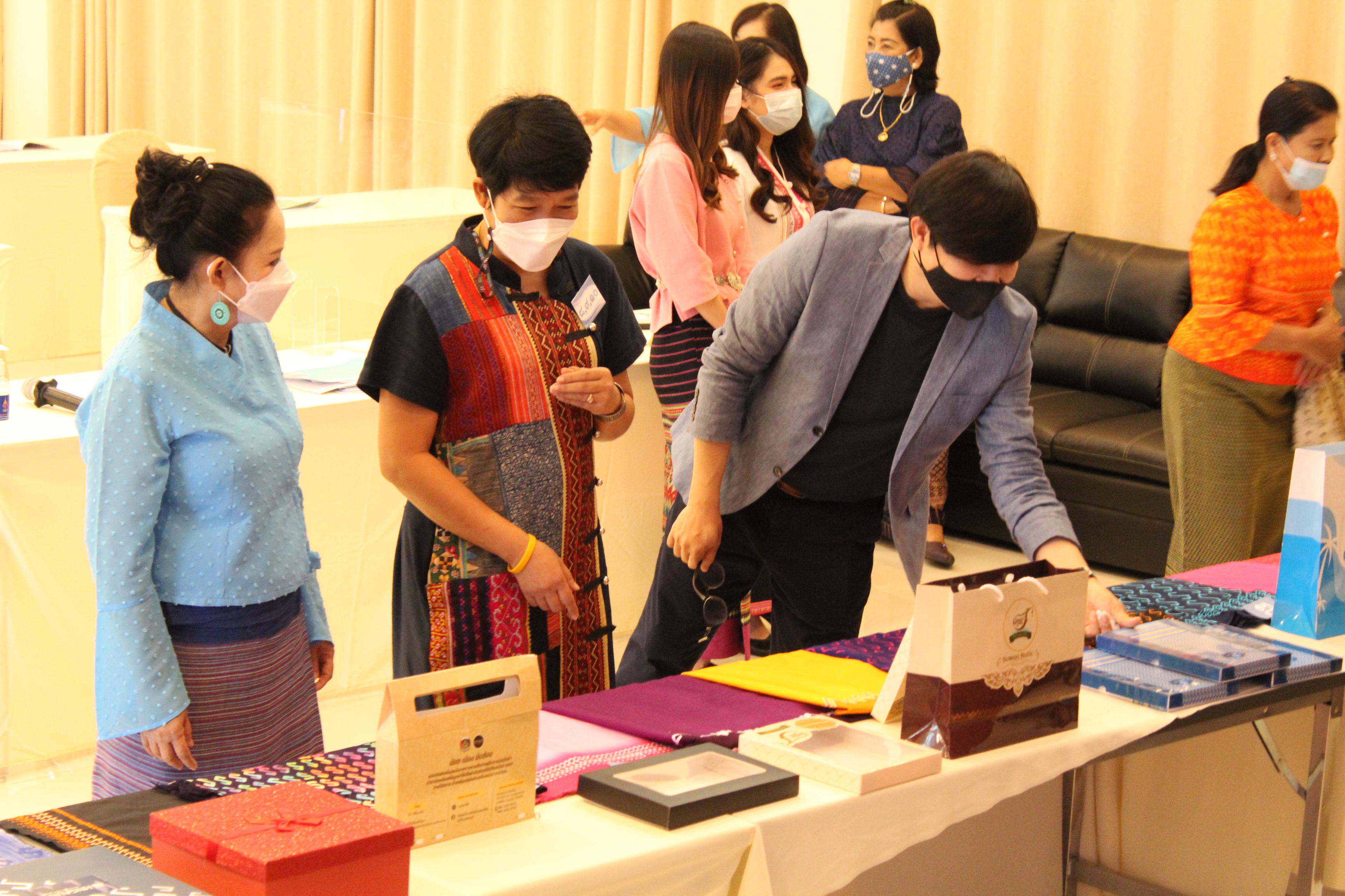 การประกวดลายผ้าพระราชทาน “ผ้าลายขอเจ้าฟ้าสิริวัณณวรีฯ” จังหวัดชลบุรี