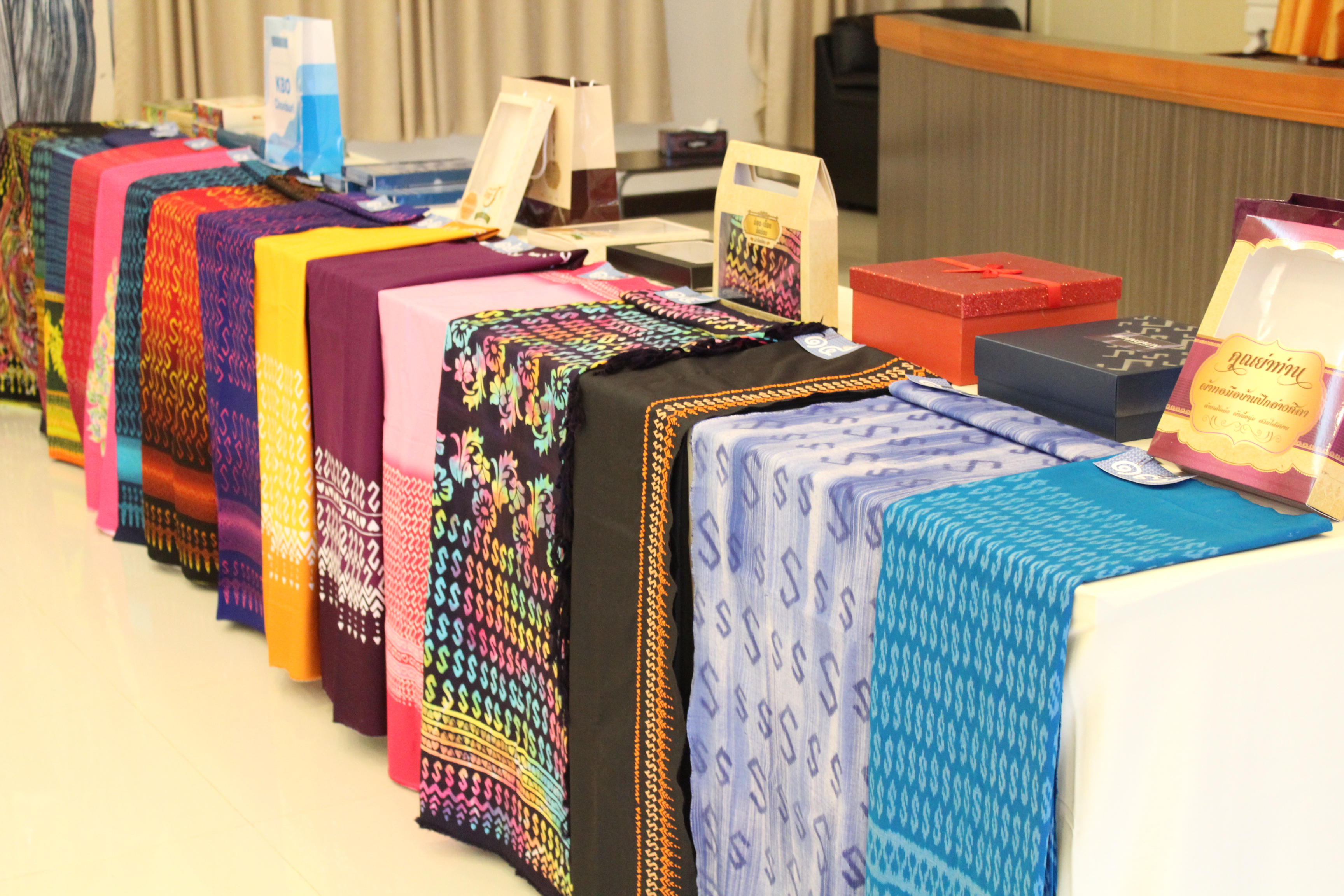 การประกวดลายผ้าพระราชทาน “ผ้าลายขอเจ้าฟ้าสิริวัณณวรีฯ” จังหวัดชลบุรี