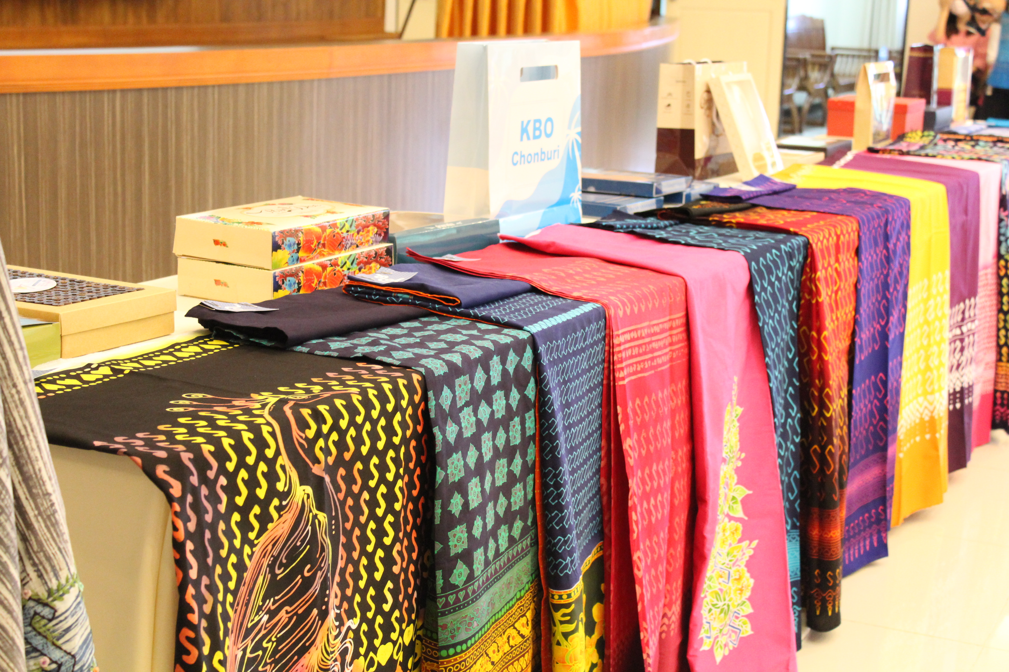 การประกวดลายผ้าพระราชทาน “ผ้าลายขอเจ้าฟ้าสิริวัณณวรีฯ” จังหวัดชลบุรี