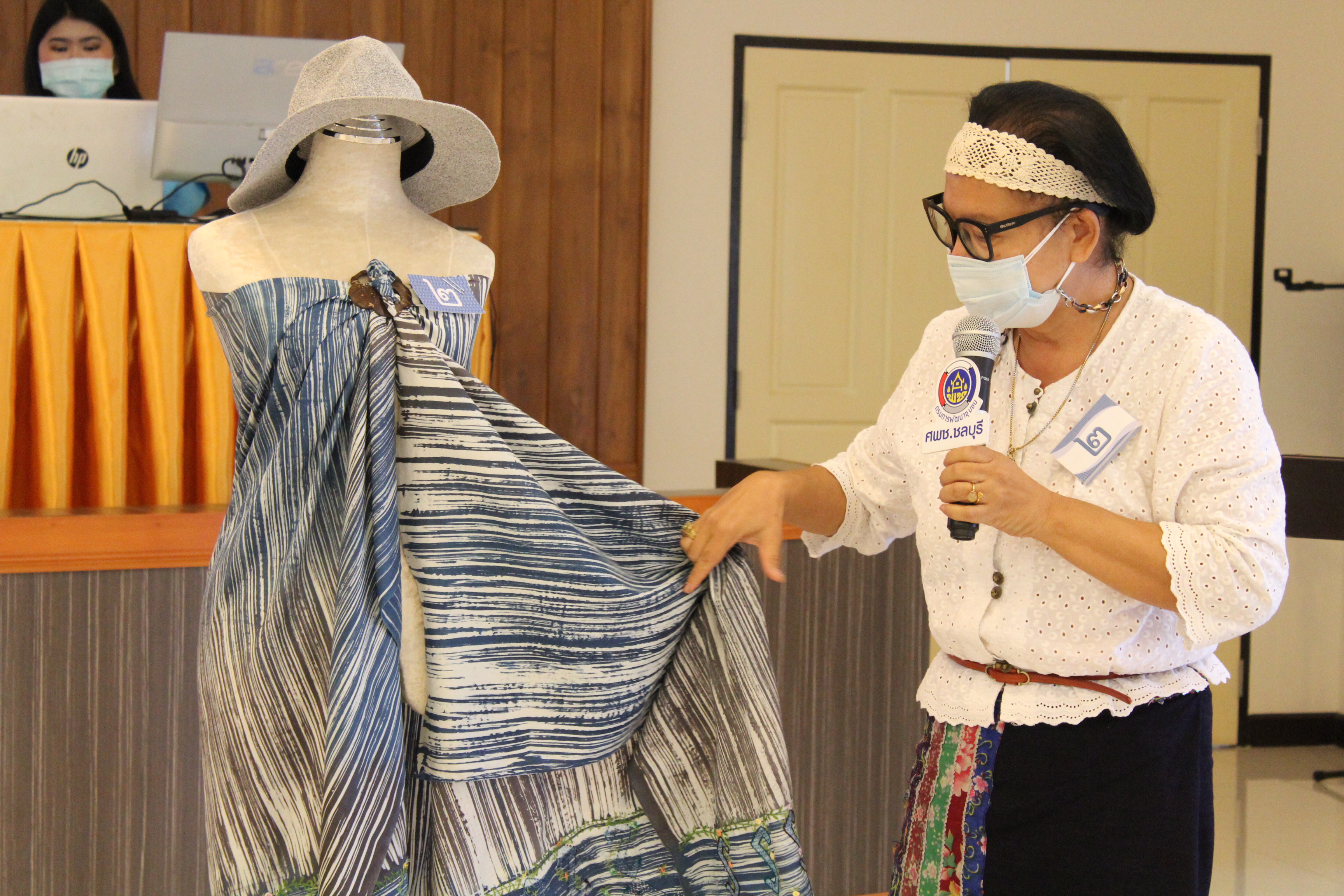 การประกวดลายผ้าพระราชทาน “ผ้าลายขอเจ้าฟ้าสิริวัณณวรีฯ” จังหวัดชลบุรี