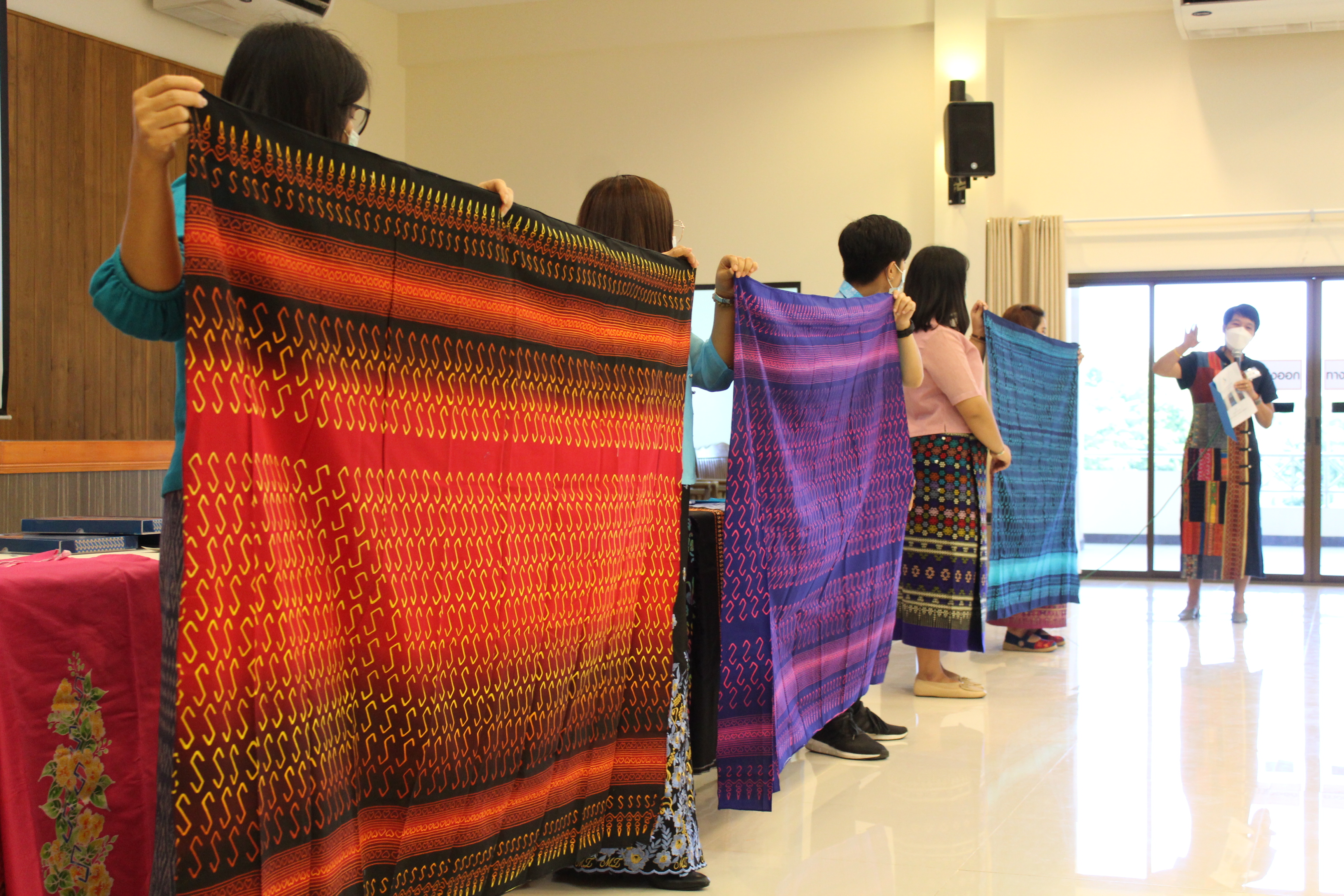 การประกวดลายผ้าพระราชทาน “ผ้าลายขอเจ้าฟ้าสิริวัณณวรีฯ” จังหวัดชลบุรี