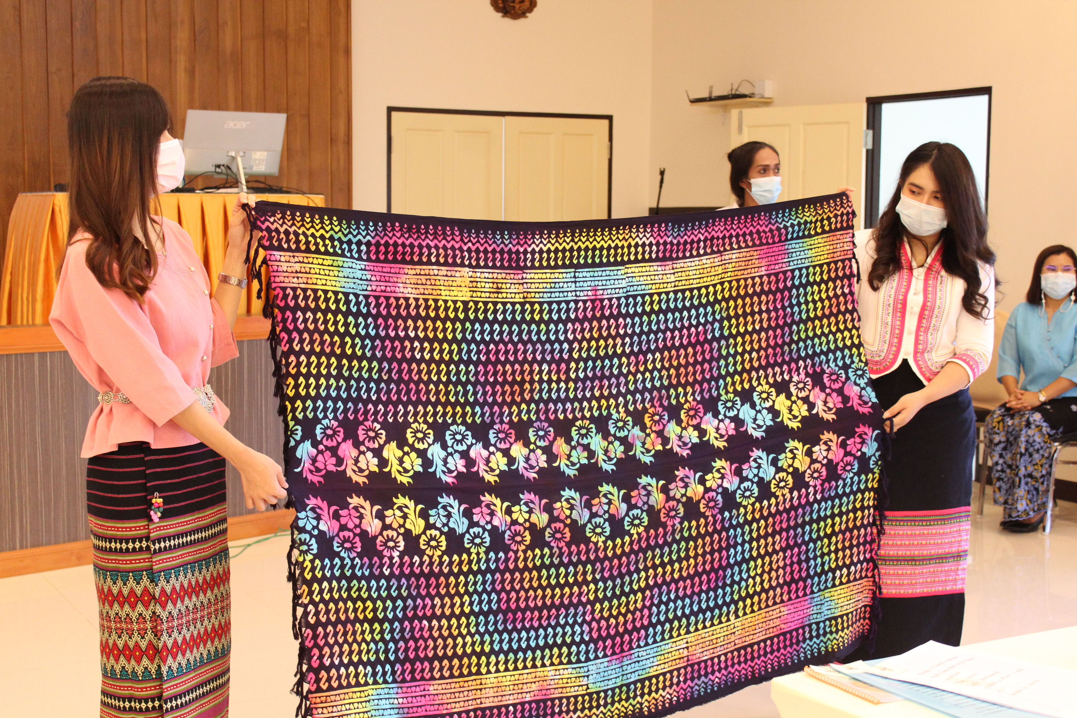 การประกวดลายผ้าพระราชทาน “ผ้าลายขอเจ้าฟ้าสิริวัณณวรีฯ” จังหวัดชลบุรี