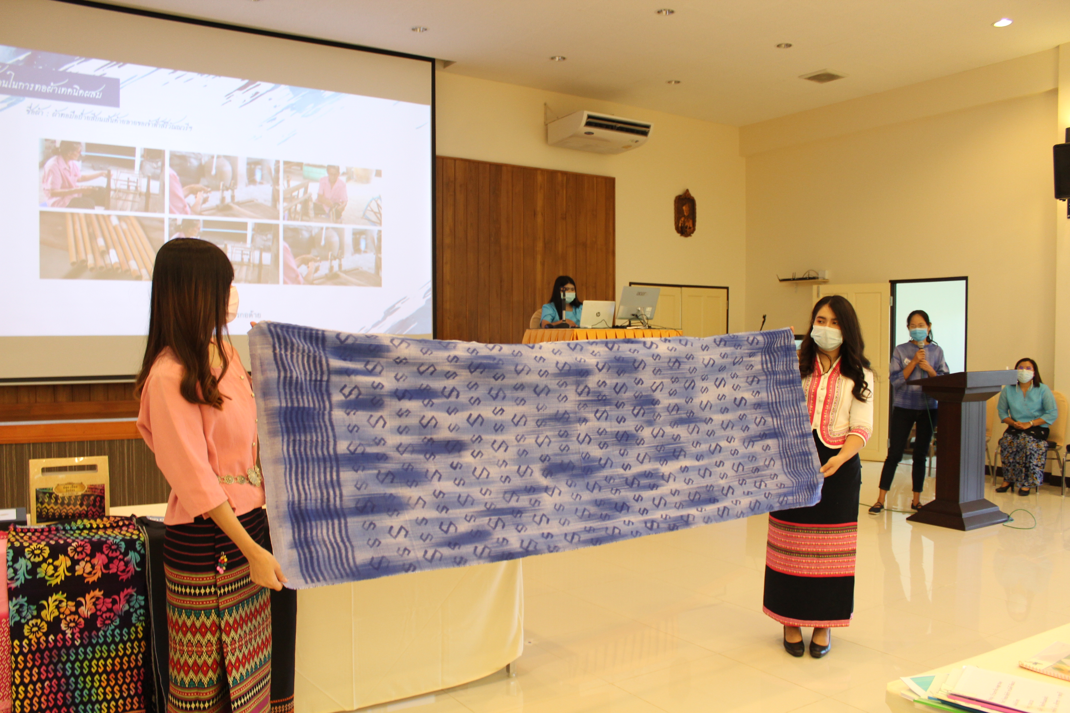 การประกวดลายผ้าพระราชทาน “ผ้าลายขอเจ้าฟ้าสิริวัณณวรีฯ” จังหวัดชลบุรี