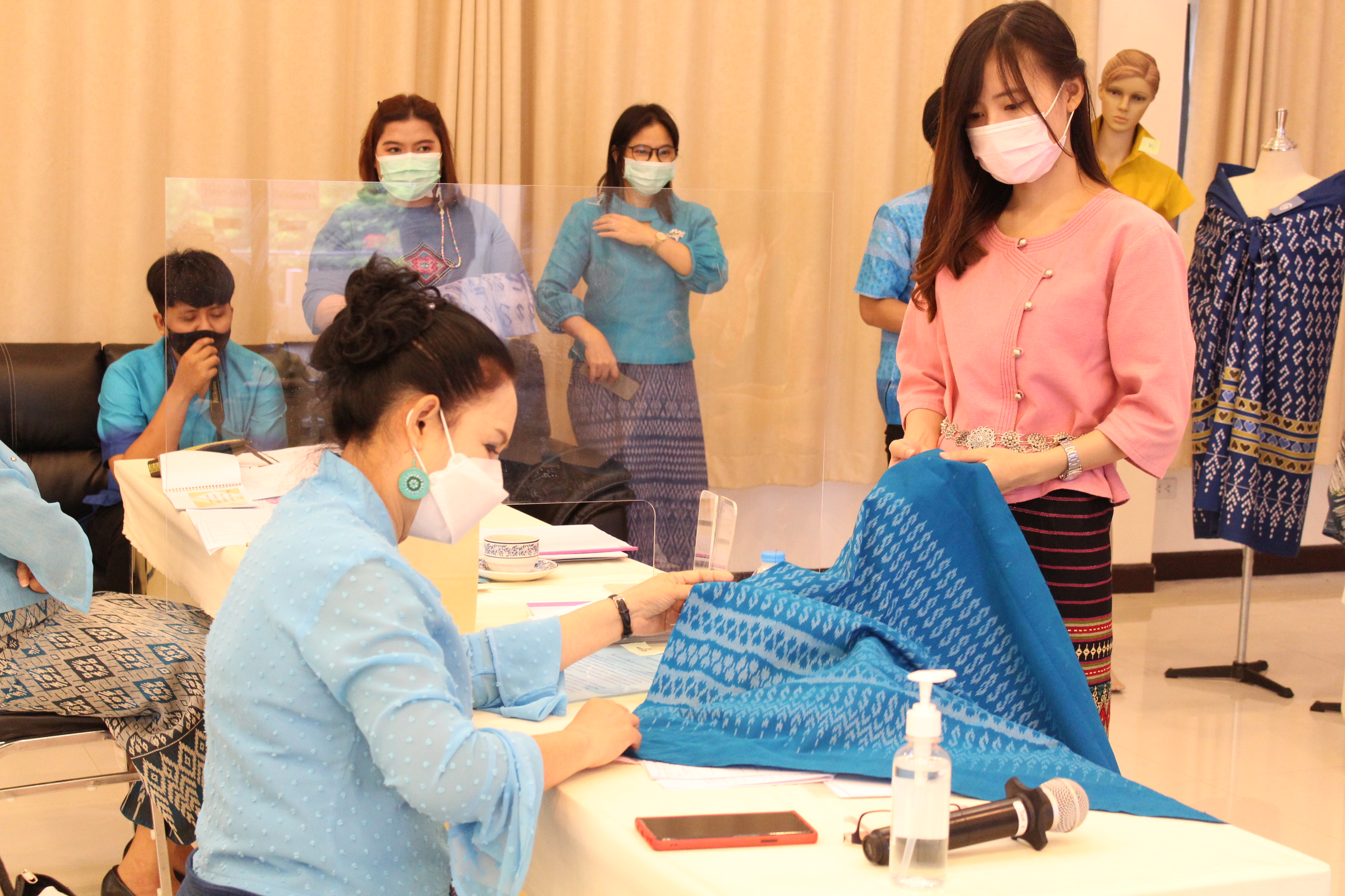 การประกวดลายผ้าพระราชทาน “ผ้าลายขอเจ้าฟ้าสิริวัณณวรีฯ” จังหวัดชลบุรี