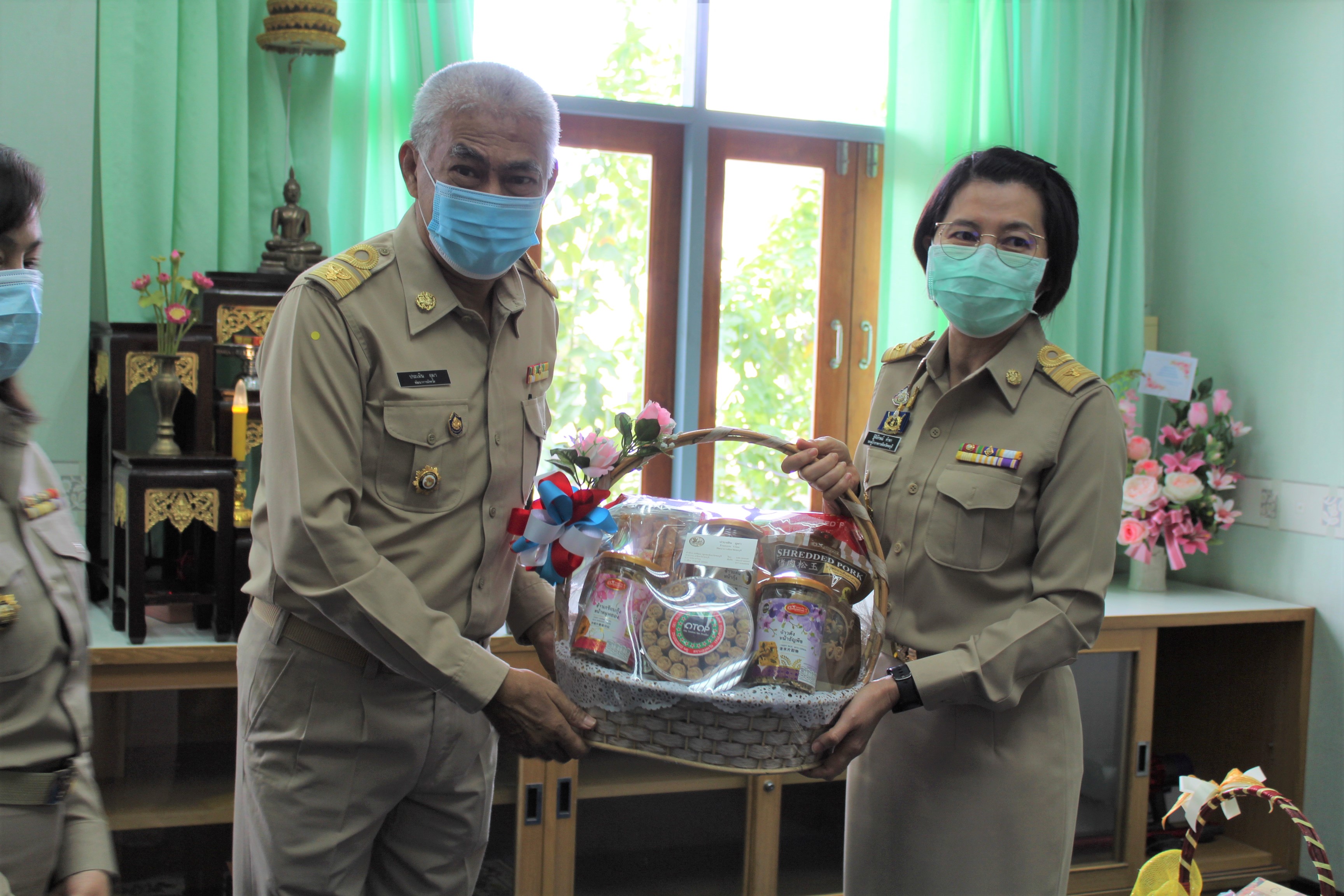 พช.ชลบุรี มอบกระเช้าของขวัญแสดงความยินดีกับรองผู้ว่าฯ คนใหม่