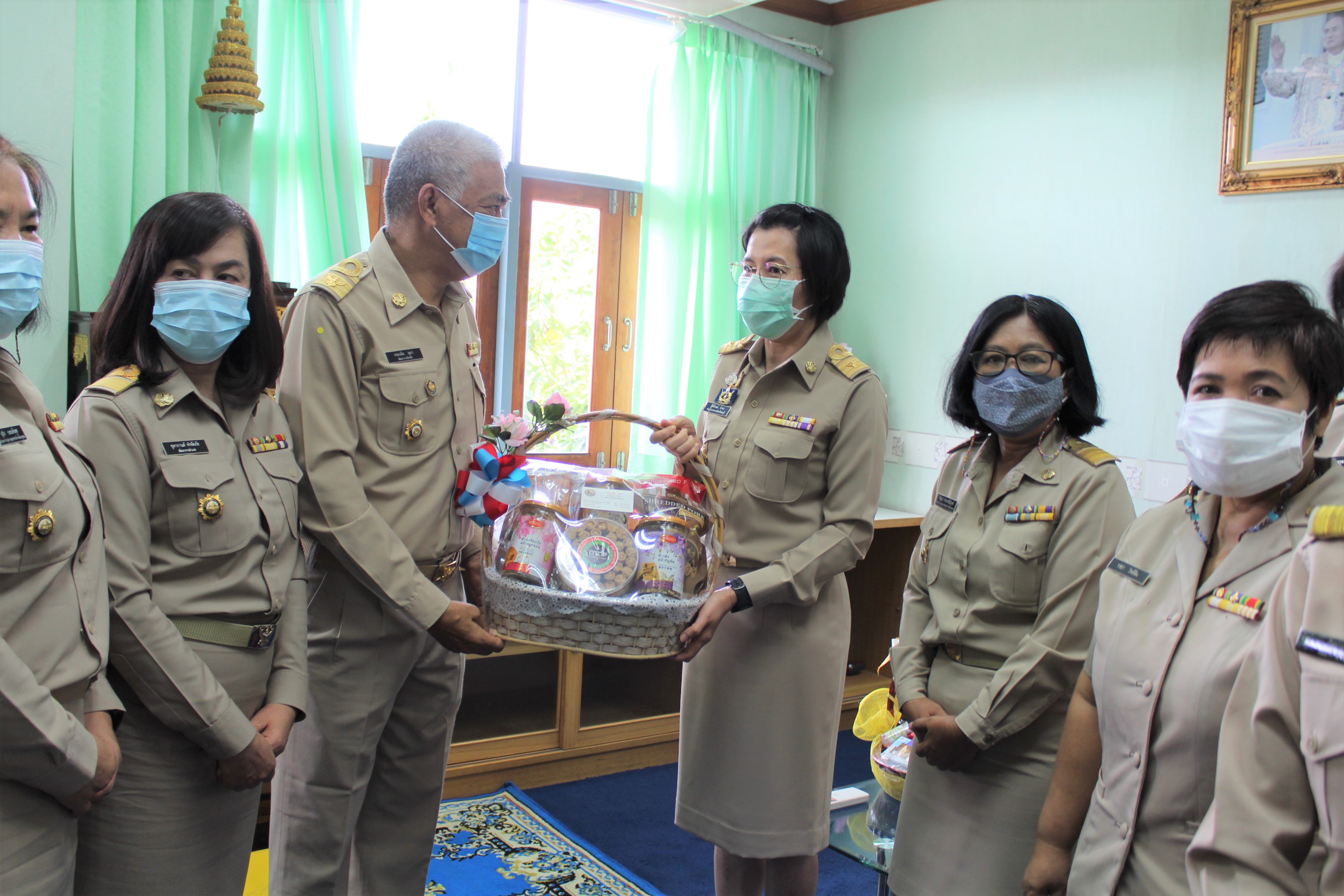 พช.ชลบุรี มอบกระเช้าของขวัญแสดงความยินดีกับรองผู้ว่าฯ คนใหม่