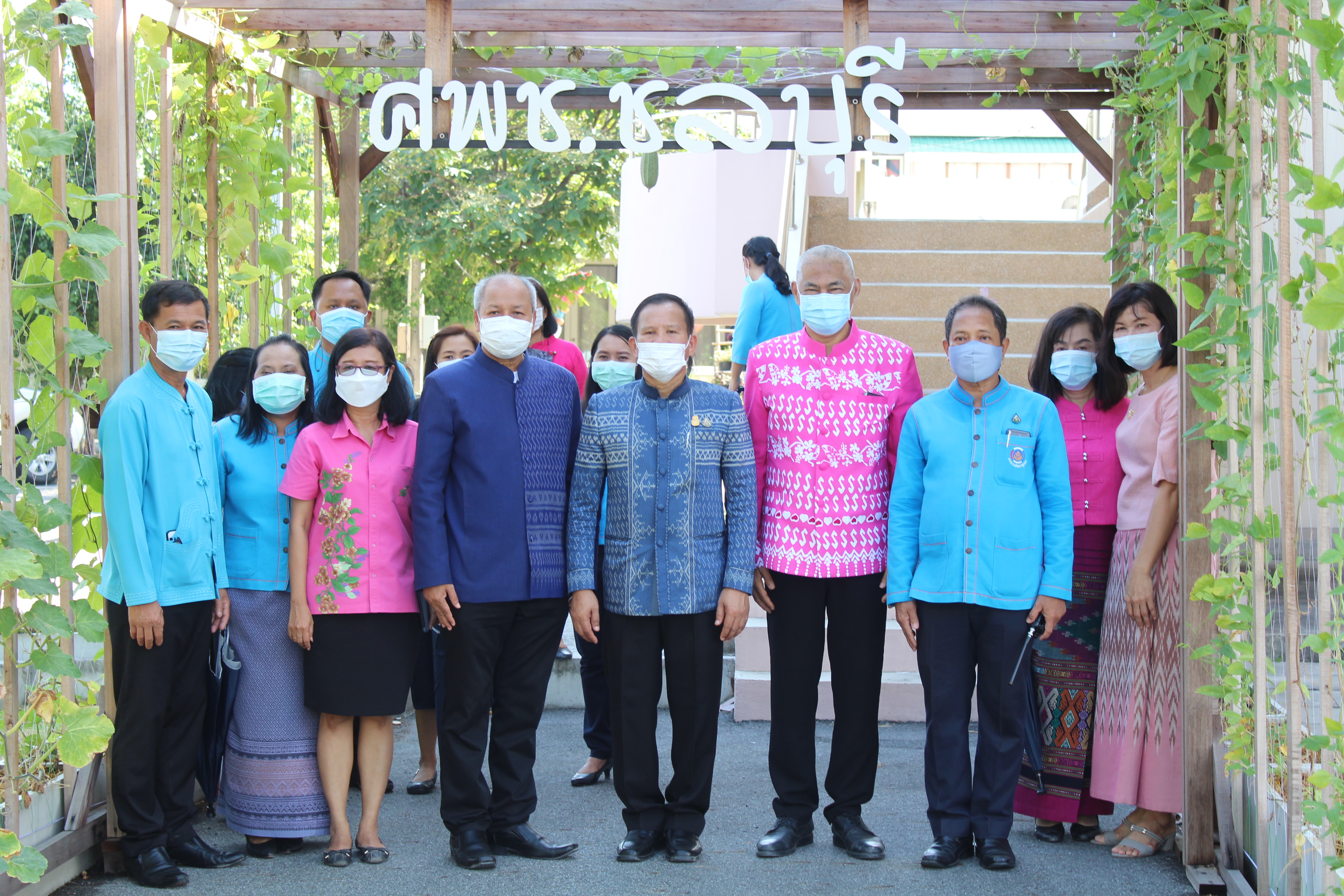 รอง อพช. เปิดป้ายโครงการถนนกินได้ และศูนย์ปันสุขชุมชน ศพช.ชลบุรี