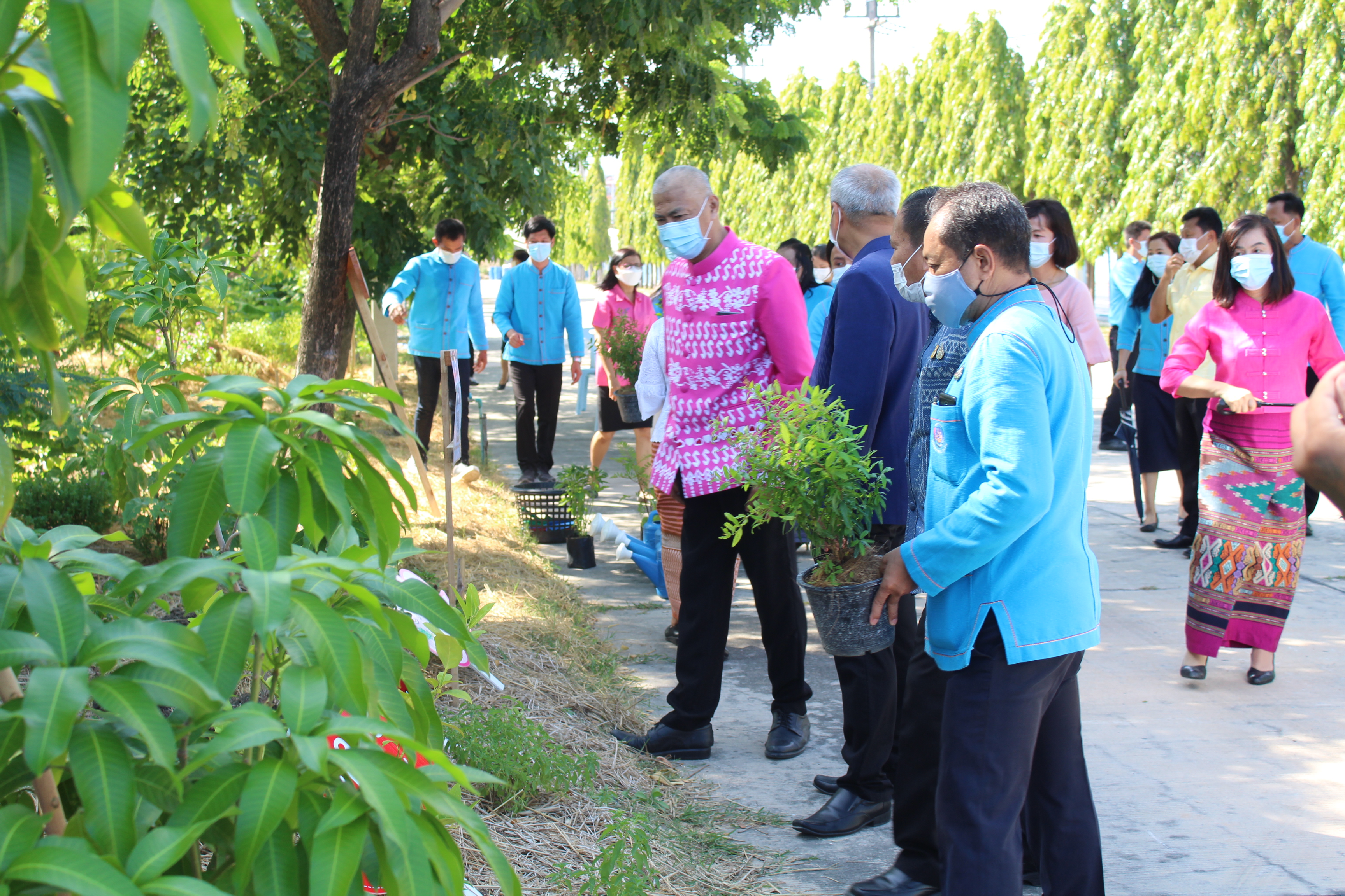 รอง อพช. เปิดป้ายโครงการถนนกินได้ และศูนย์ปันสุขชุมชน ศพช.ชลบุรี