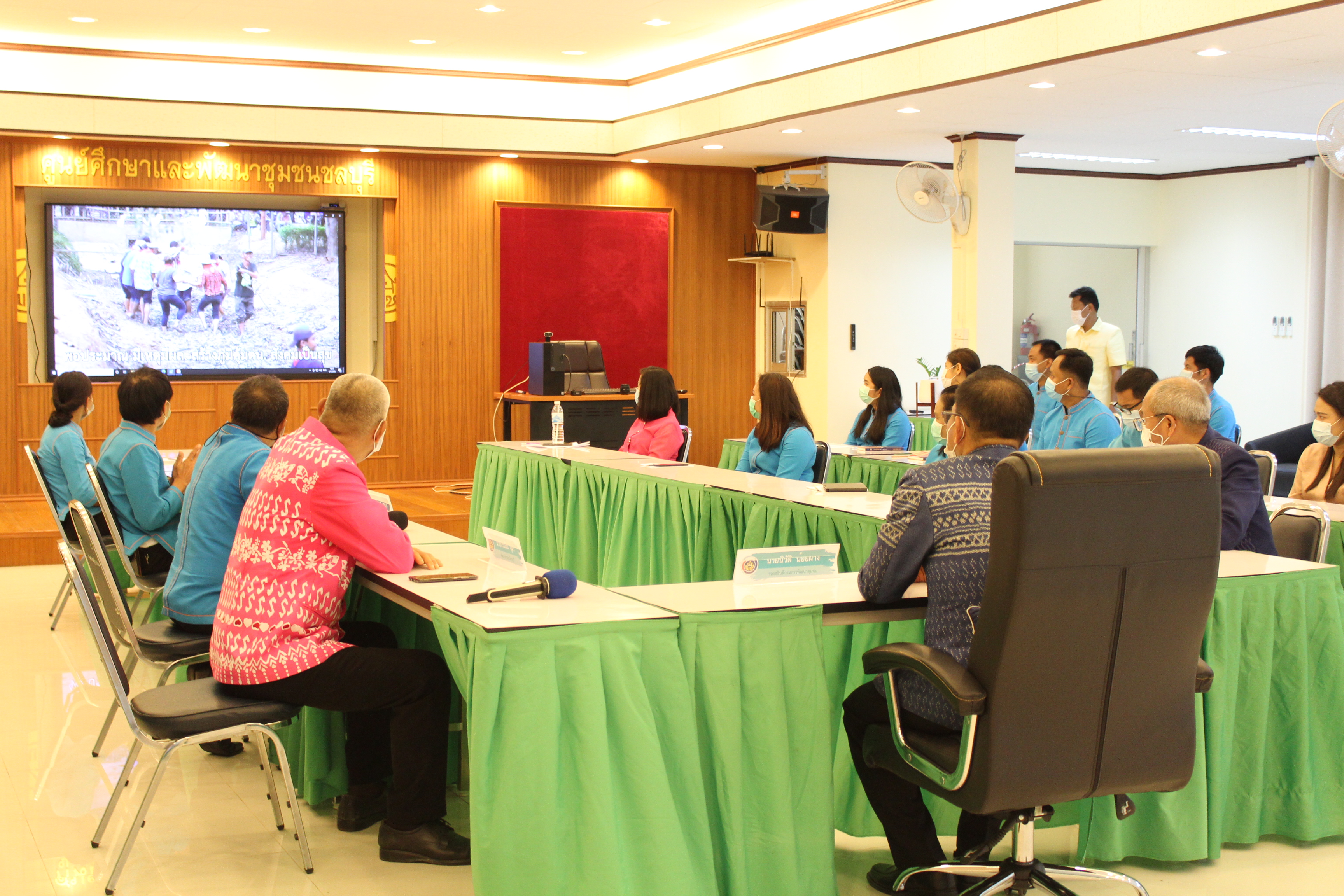 รอง อพช. เปิดป้ายโครงการถนนกินได้ และศูนย์ปันสุขชุมชน ศพช.ชลบุรี