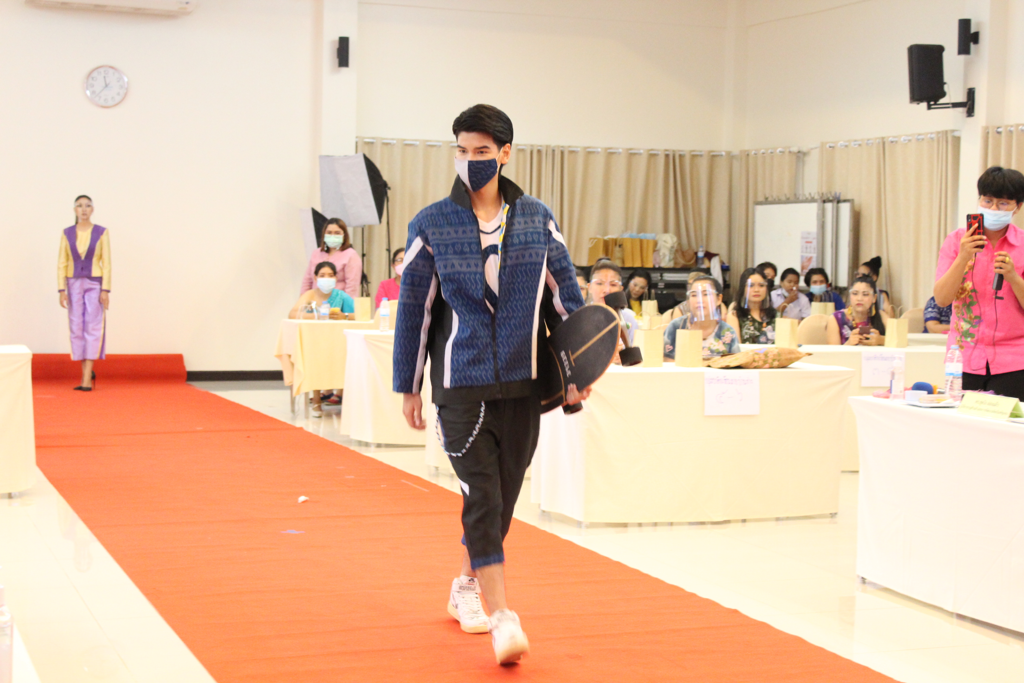 การประกวดออกแบบและตัดเย็บเสื้อผ้าสำเร็จรูปลายผ้าพระราชทาน “ผ้าลายขอเจ้าฟ้าสิริวัณณวรีฯ”