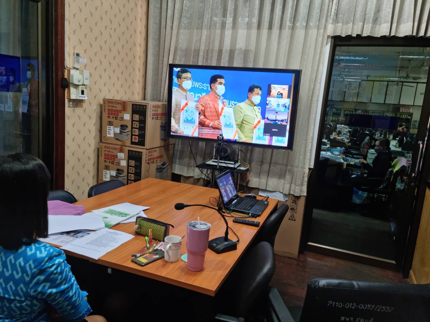 พิธีรับมอบแบบผ้าบาติก ลายพระราชทาน “ปาเต๊ะร่วมใจเทิดไท้เจ้าหญิง” “ท้องทะเลไทย” และ “ป่าแดนใต้” สมเด็จพระเจ้าลูกเธอ เจ้าฟ้าสิริวัณณวรี นารีรัตนราชกัญญา