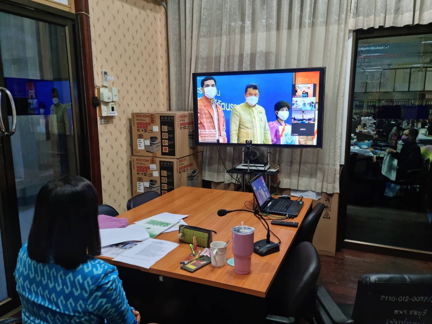 พิธีรับมอบแบบผ้าบาติก ลายพระราชทาน “ปาเต๊ะร่วมใจเทิดไท้เจ้าหญิง” “ท้องทะเลไทย” และ “ป่าแดนใต้” สมเด็จพระเจ้าลูกเธอ เจ้าฟ้าสิริวัณณวรี นารีรัตนราชกัญญา