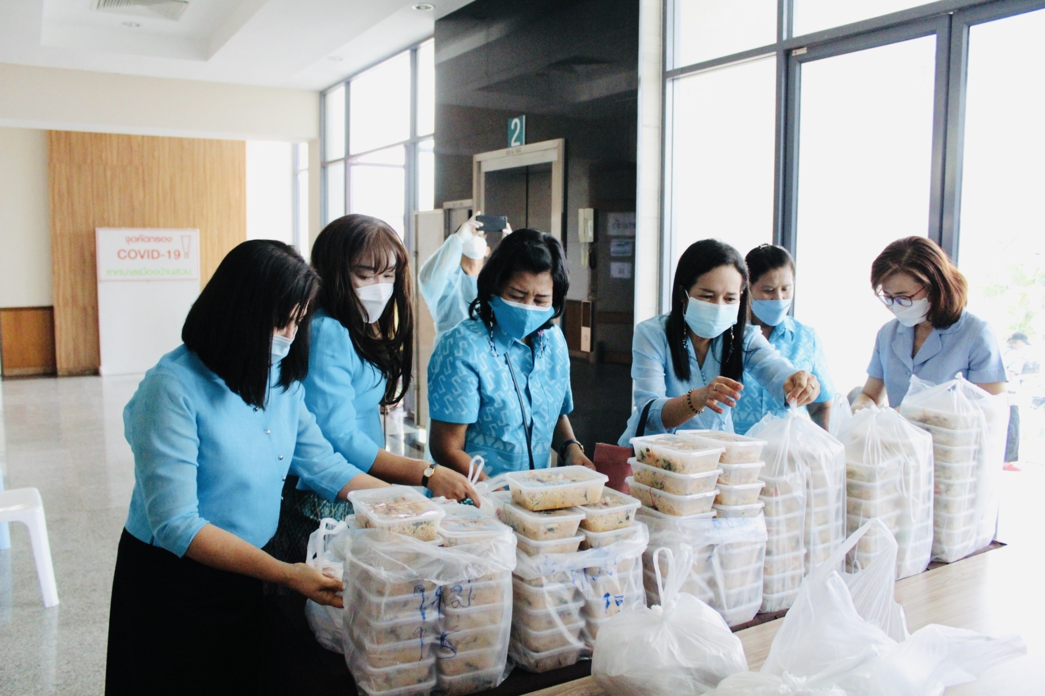 กพสจ.ชลบุรี มอบอาหารและเครื่องดื่มให้แก่บุคลากรทางการแพทย์ สู้ภัยโควิด-19