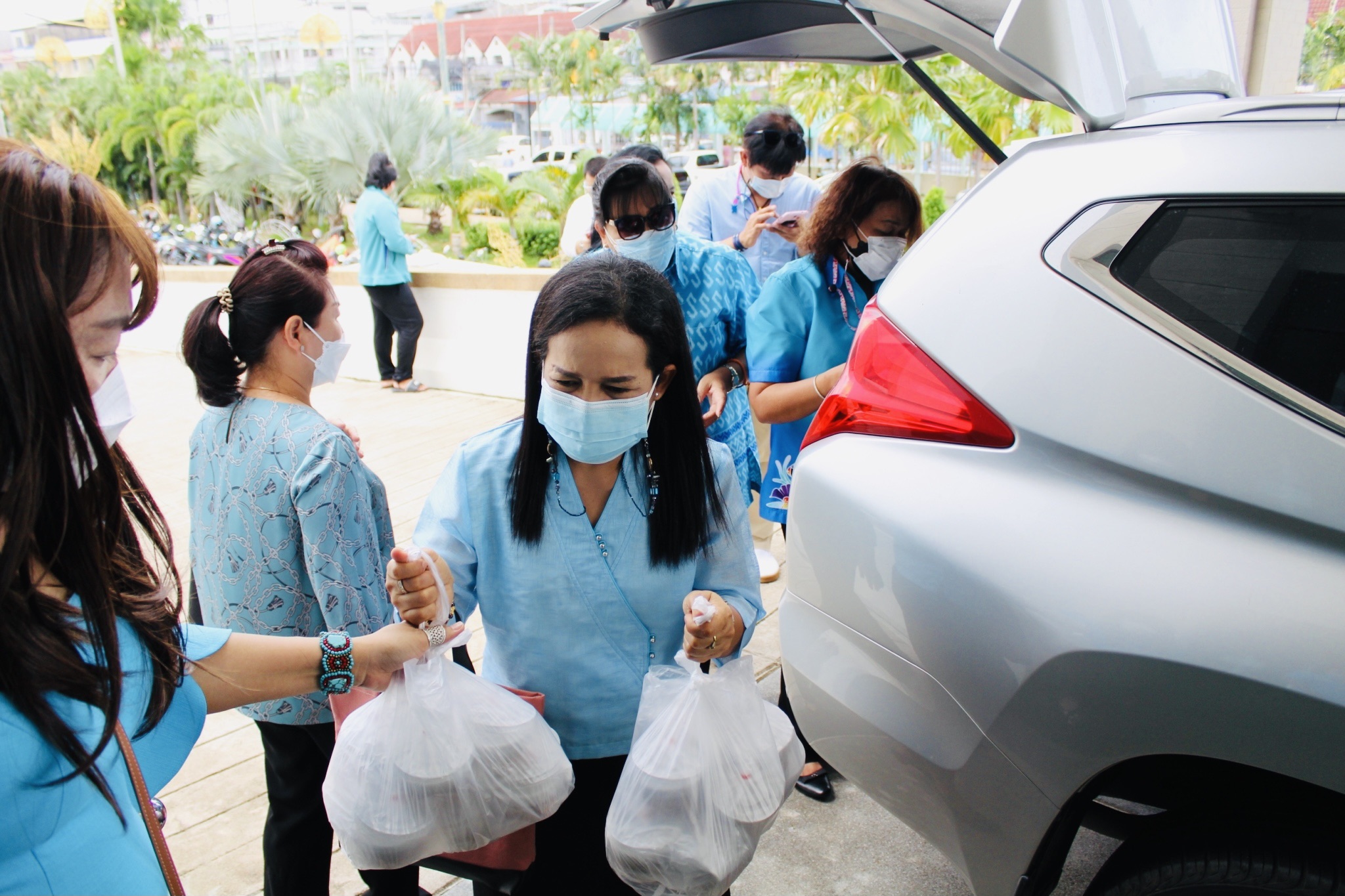 กพสจ.ชลบุรี มอบอาหารและเครื่องดื่มให้แก่บุคลากรทางการแพทย์ สู้ภัยโควิด-19