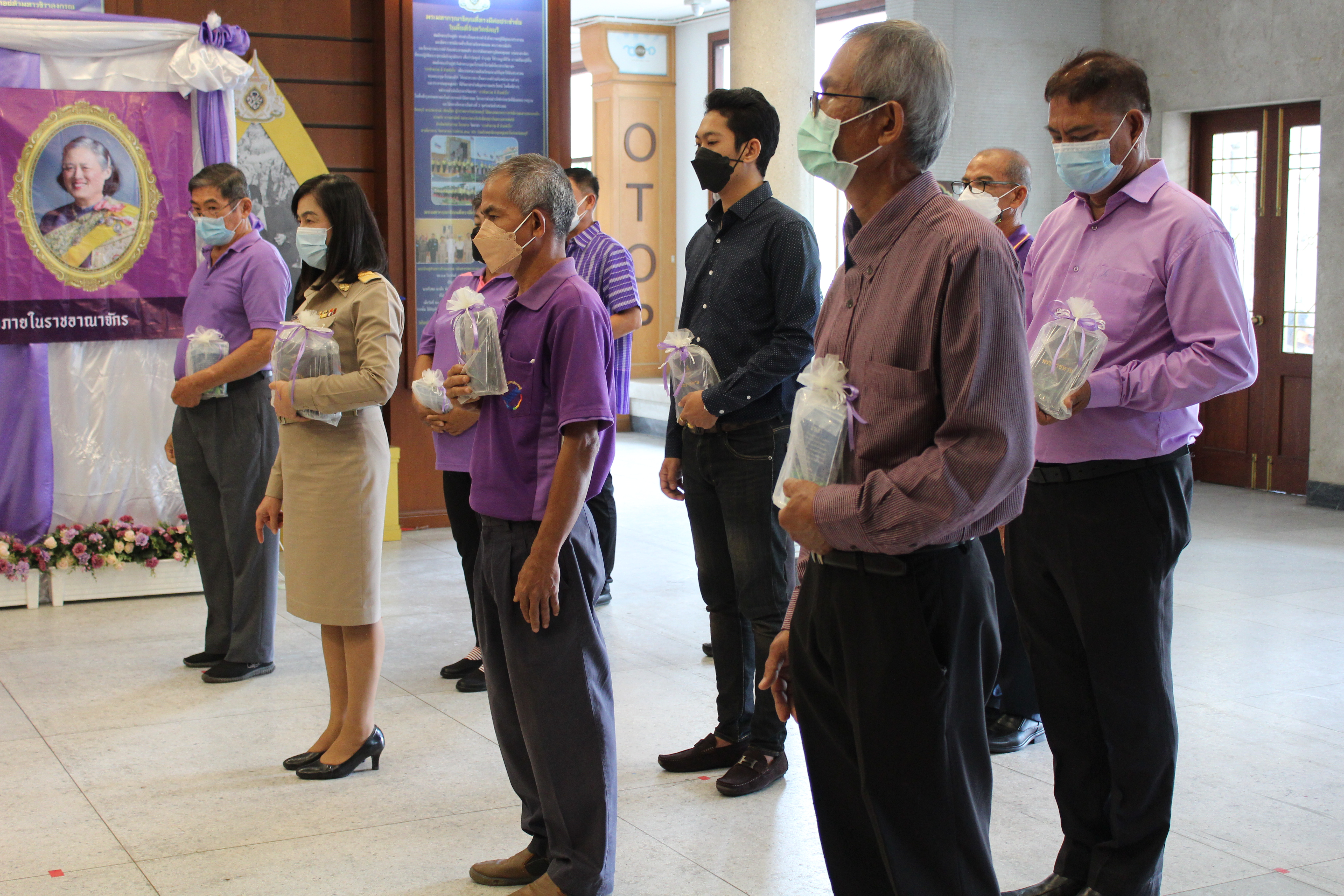 สพจ.ชลบุรี ร่วมพิธีรับมอบเมล็ดพันธุ์พระราชทานสมเด็จพระขนิษฐาธิราชเจ้า กรมสมเด็จพระเทพรัตนราชสุดาฯ สยามบรมราชกุมารี