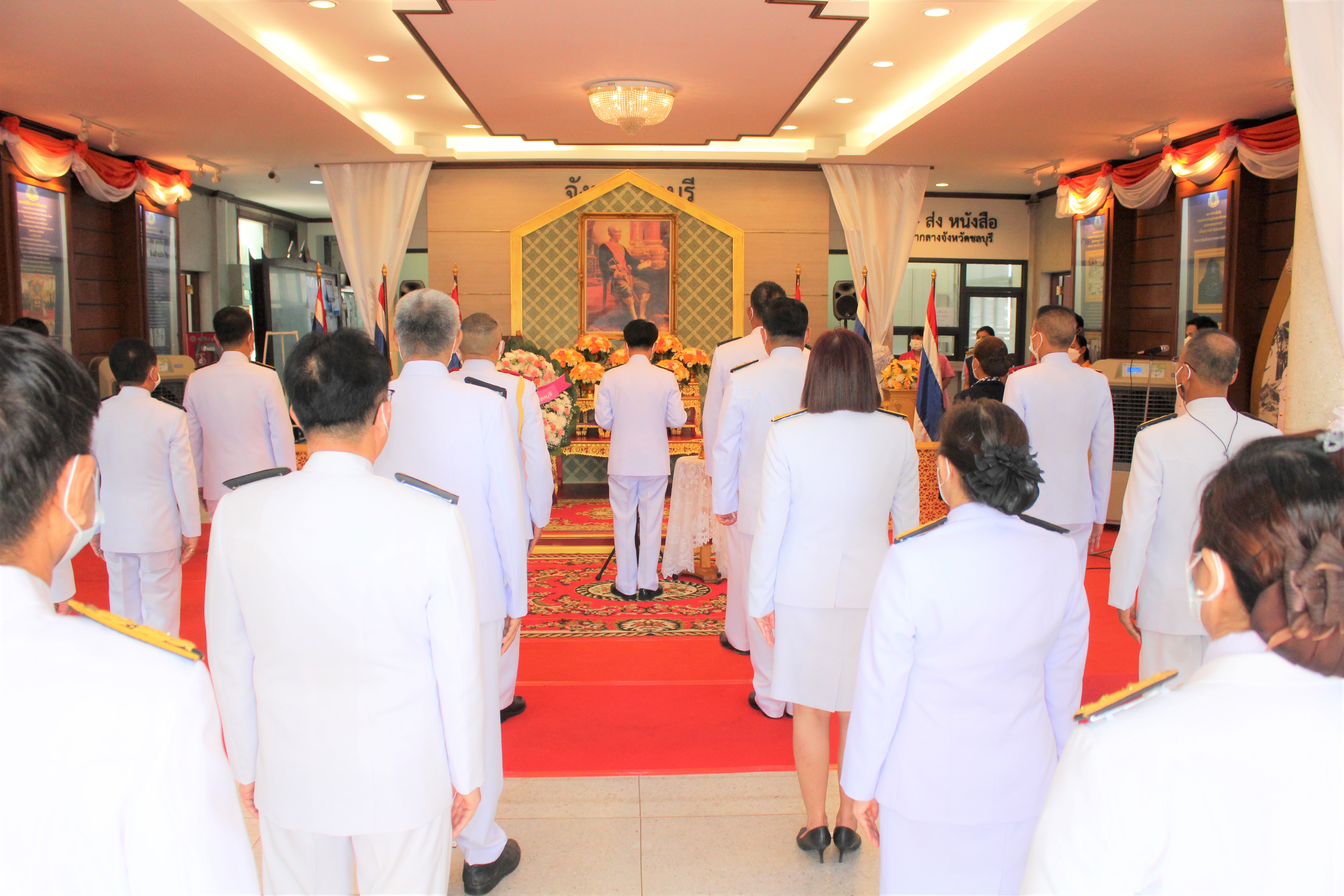 ชลบุรี จัดพิธีวางพวงมาลาถวายราชสักการะเนื่องในวันคล้ายวันสวรรคตพระบาทสมเด็จพระจอมเกล้าเจ้าอยู่หัว รัชกาลที่ 4