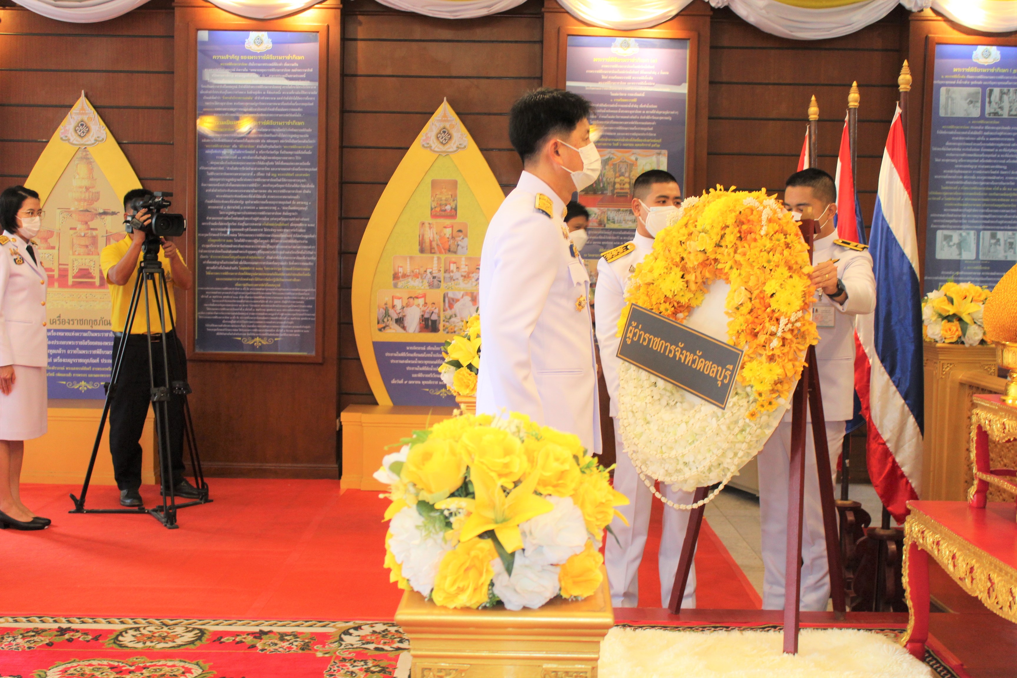 จังหวัดชลบุรี จัดพิธีวางพวงมาลาเนื่องในวันคล้ายวันสวรรคต พระบาทสมเด็จพระบรมชนกาธิเบศร มหาภูมิพลอดุลยเดชมหาราช บรมนาถบพิตร