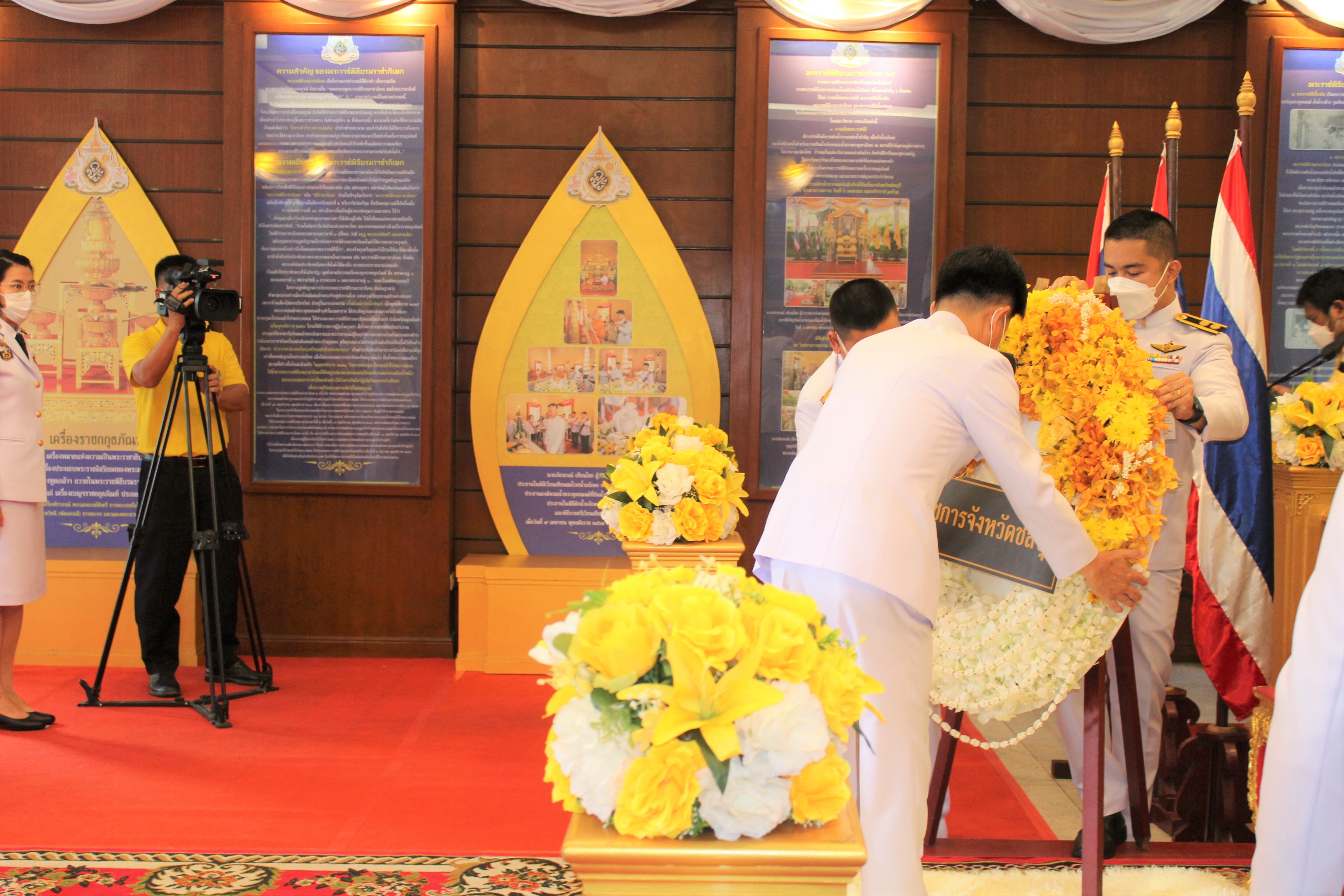 จังหวัดชลบุรี จัดพิธีวางพวงมาลาเนื่องในวันคล้ายวันสวรรคต พระบาทสมเด็จพระบรมชนกาธิเบศร มหาภูมิพลอดุลยเดชมหาราช บรมนาถบพิตร