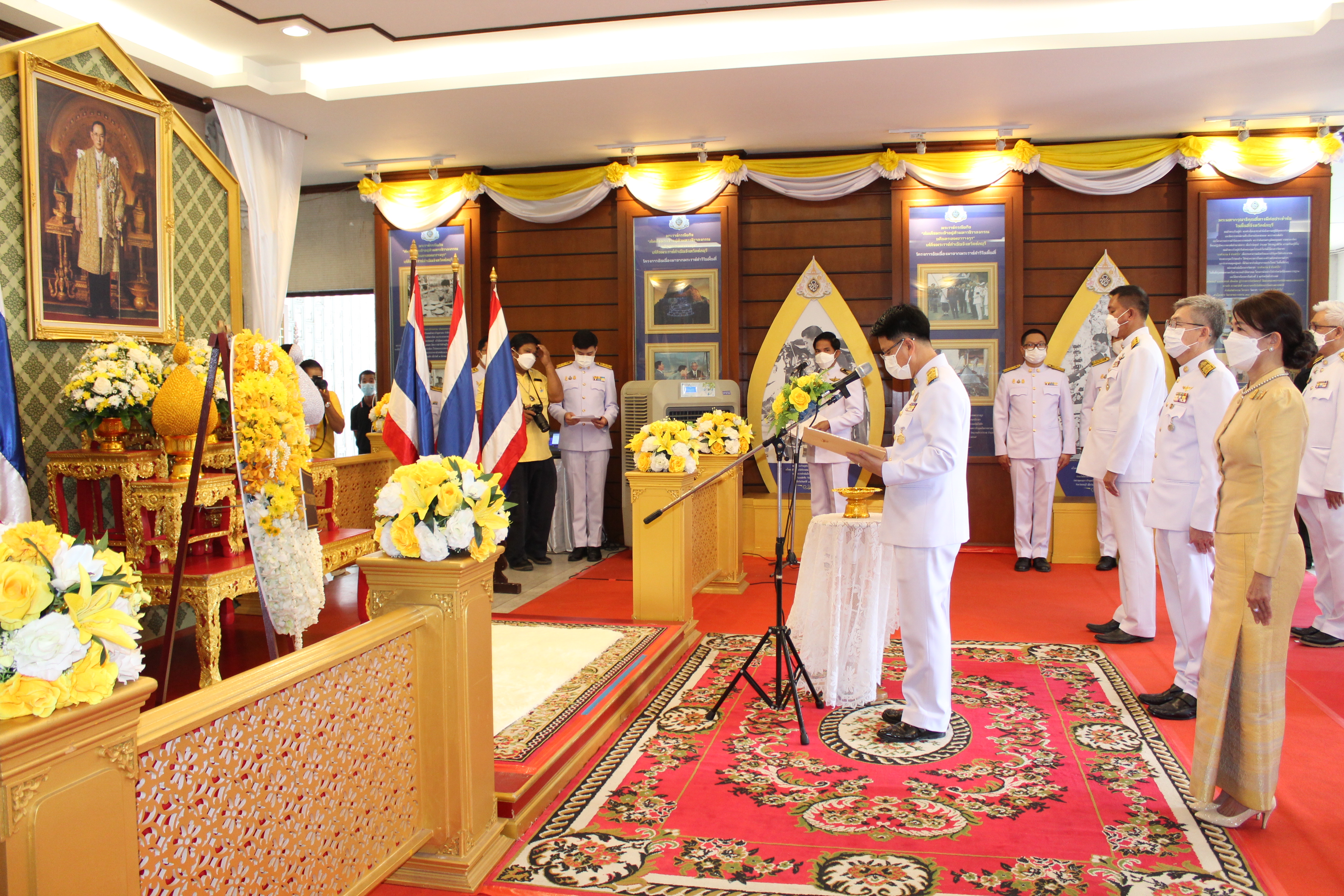 จังหวัดชลบุรี จัดพิธีวางพวงมาลาเนื่องในวันคล้ายวันสวรรคต พระบาทสมเด็จพระบรมชนกาธิเบศร มหาภูมิพลอดุลยเดชมหาราช บรมนาถบพิตร
