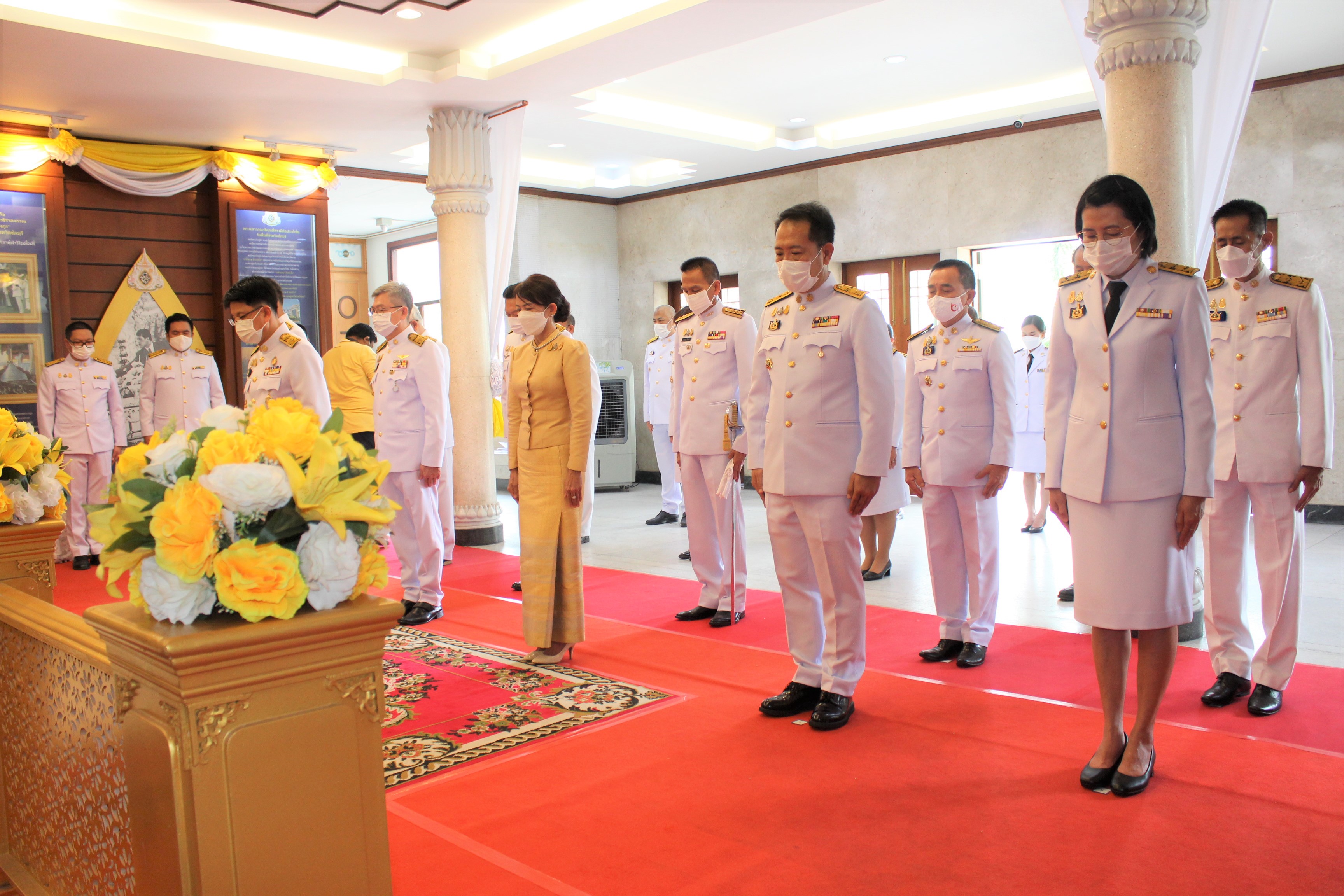 จังหวัดชลบุรี จัดพิธีวางพวงมาลาเนื่องในวันคล้ายวันสวรรคต พระบาทสมเด็จพระบรมชนกาธิเบศร มหาภูมิพลอดุลยเดชมหาราช บรมนาถบพิตร
