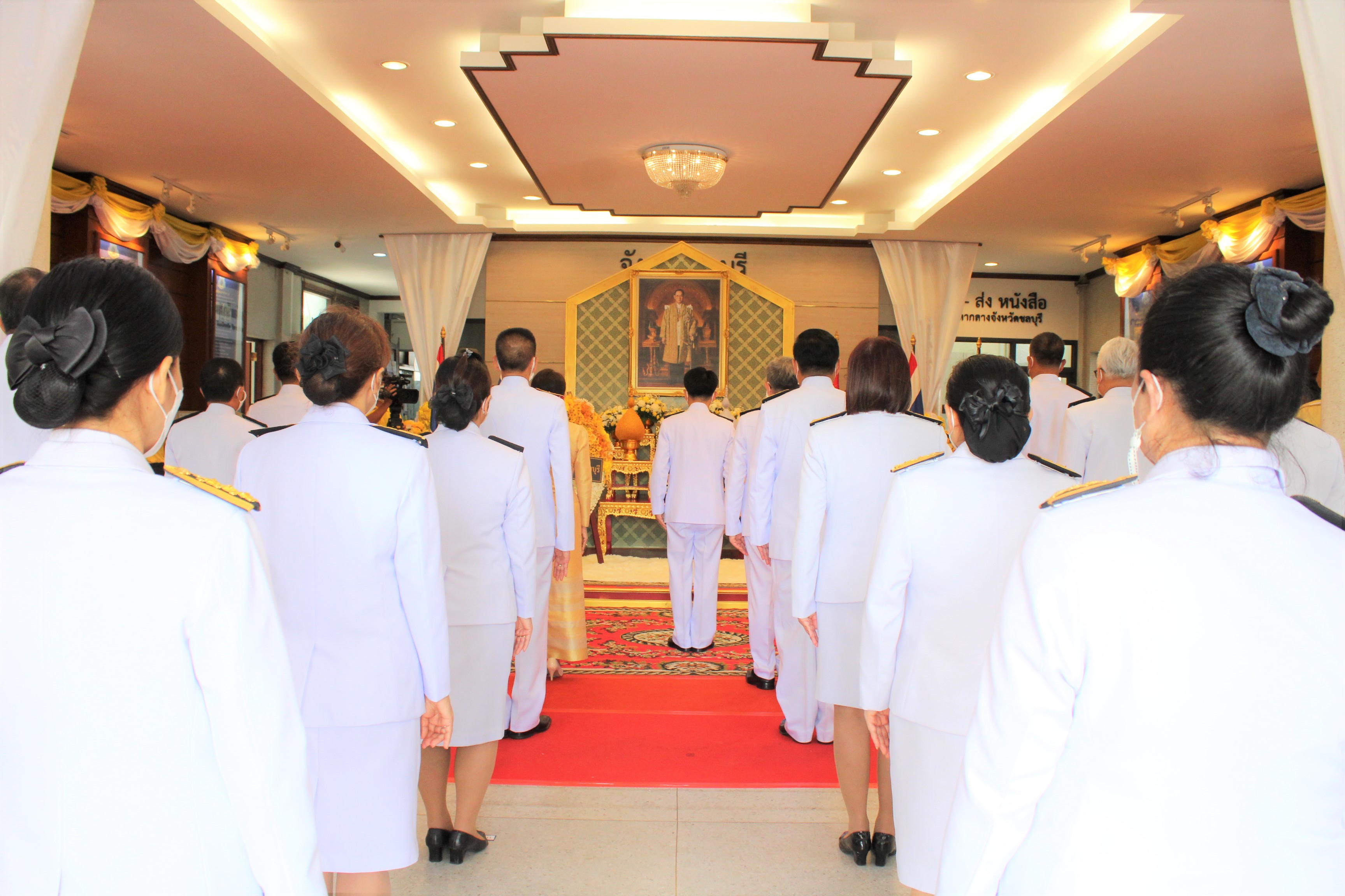 จังหวัดชลบุรี จัดพิธีวางพวงมาลาเนื่องในวันคล้ายวันสวรรคต พระบาทสมเด็จพระบรมชนกาธิเบศร มหาภูมิพลอดุลยเดชมหาราช บรมนาถบพิตร