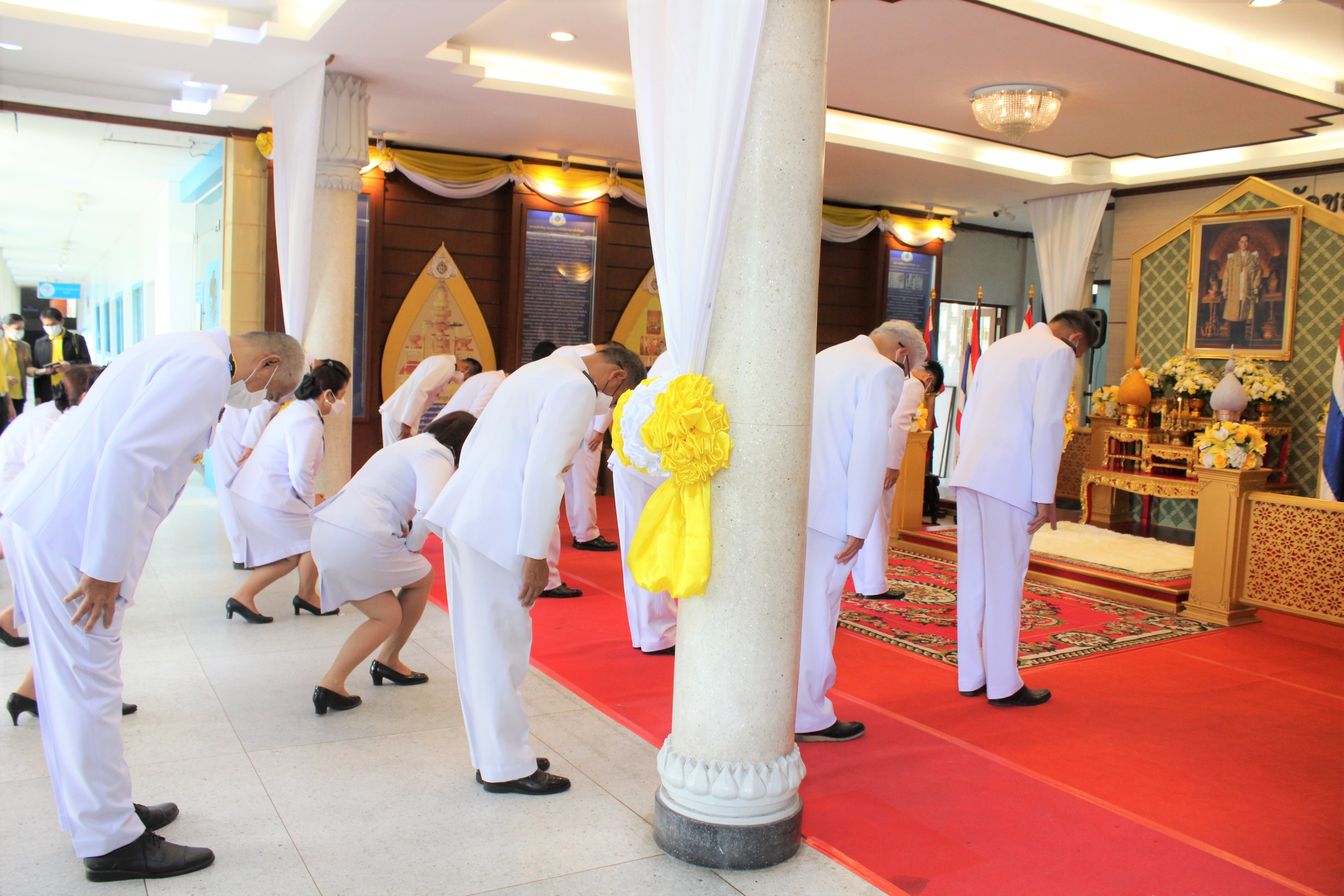 จังหวัดชลบุรี จัดพิธีวางพวงมาลาเนื่องในวันคล้ายวันสวรรคต พระบาทสมเด็จพระบรมชนกาธิเบศร มหาภูมิพลอดุลยเดชมหาราช บรมนาถบพิตร
