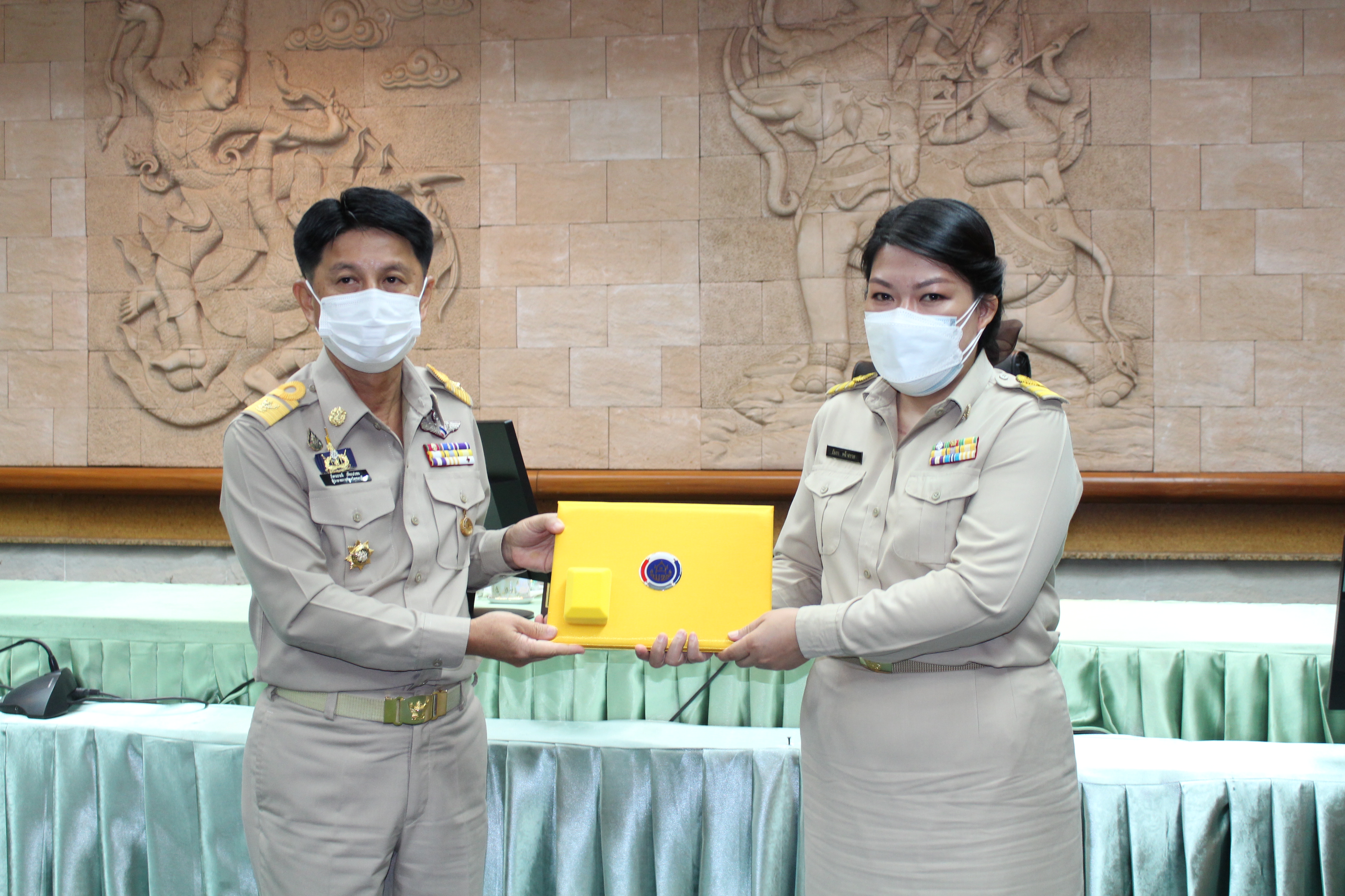 พช.ชลบุรี รับรางวัล CDD Policy Aword 2021 และรางวัลข้าราชการดีเด่น ปี 2564