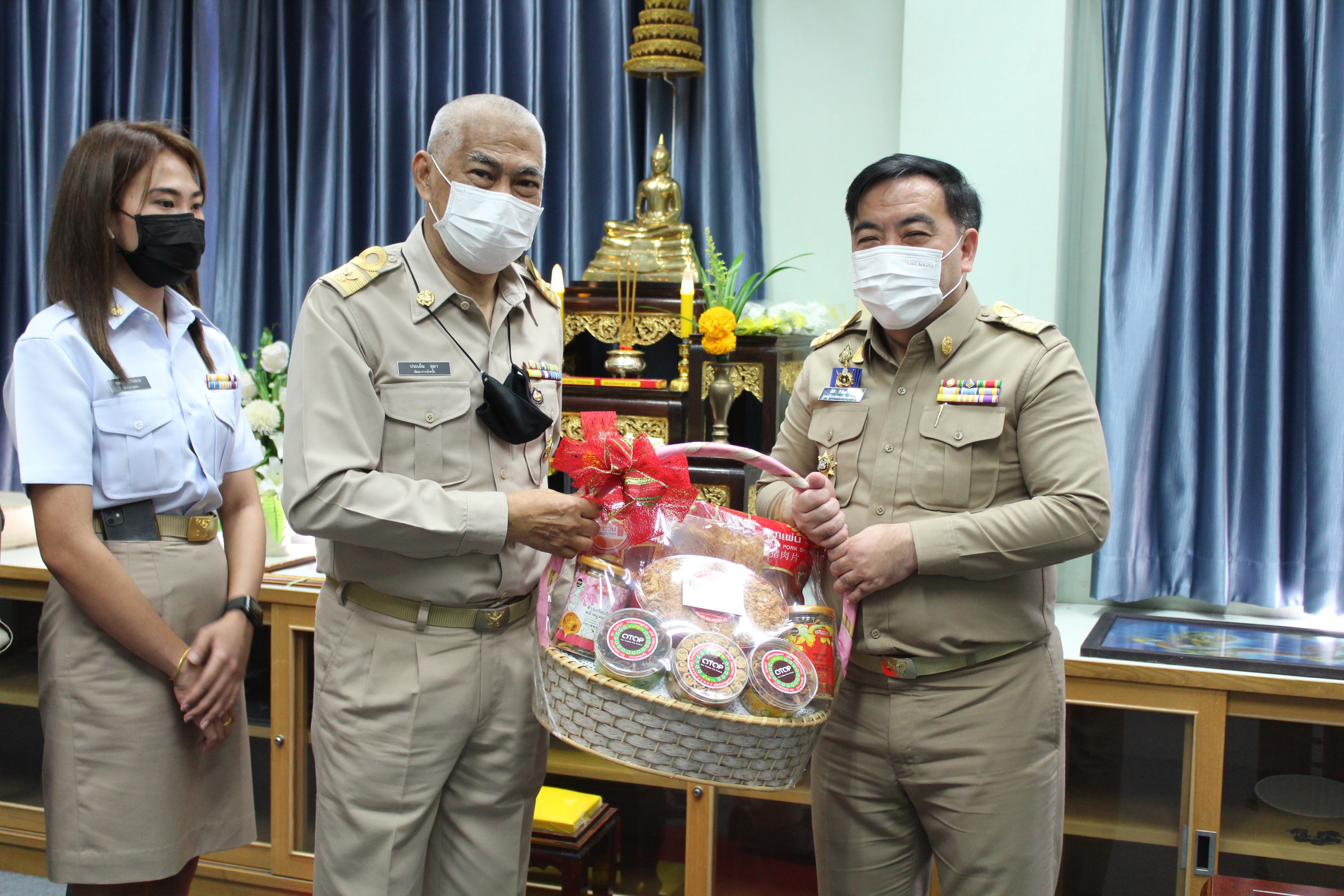 พช.ชลบุรี มอบกระเช้าของขวัญแสดงความยินดีกับรองผู้ว่าฯ คนใหม่