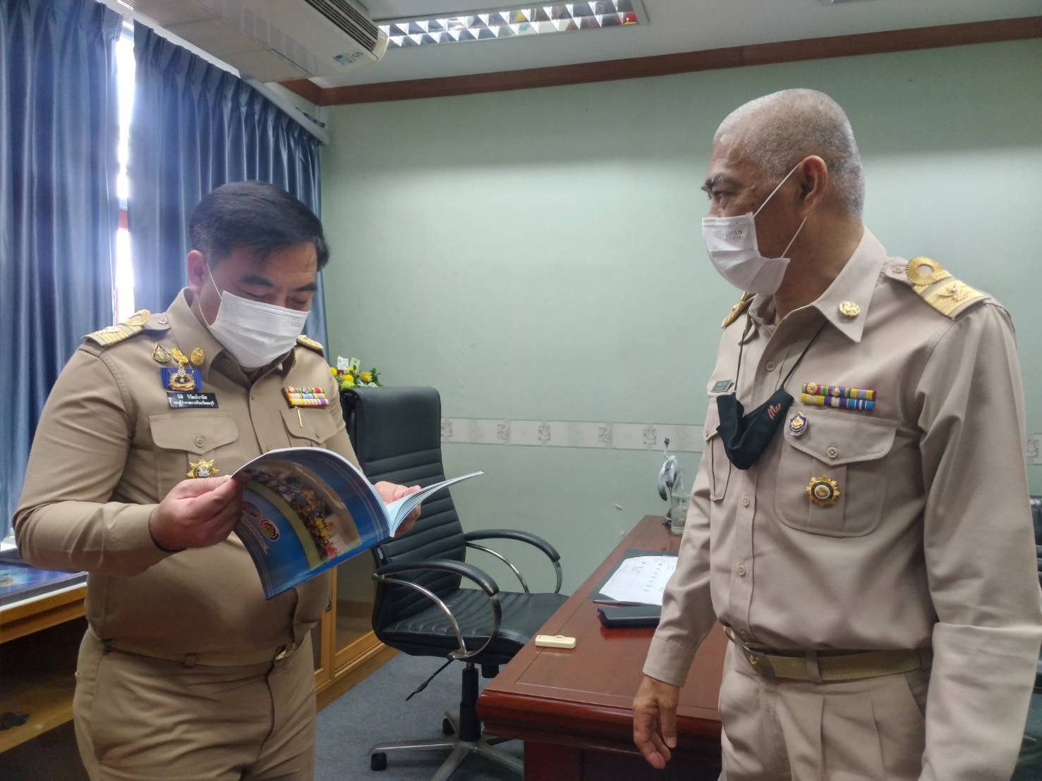 พช.ชลบุรี มอบกระเช้าของขวัญแสดงความยินดีกับรองผู้ว่าฯ คนใหม่