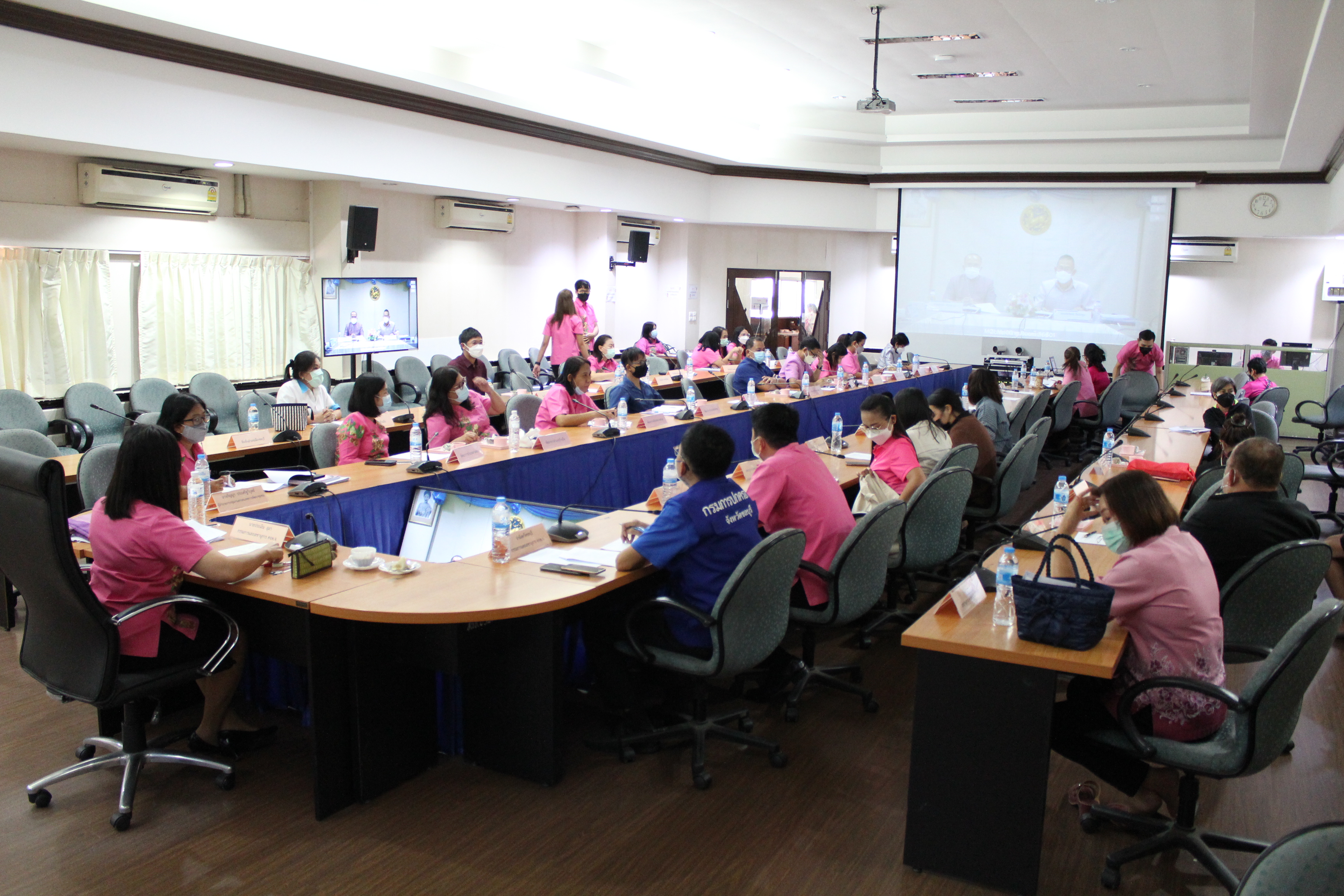 การร่วมประชุมชี้แจงแนวทางการขับเคลื่อนการดำเนินงานขจัดความยากจนและพัฒนาคนทุกช่วงวัยอย่างยั่งยืนตามหลักปรัชญาของเศรษฐกิจพอเพียง ผ่านระบบ Video Conference System-VCS