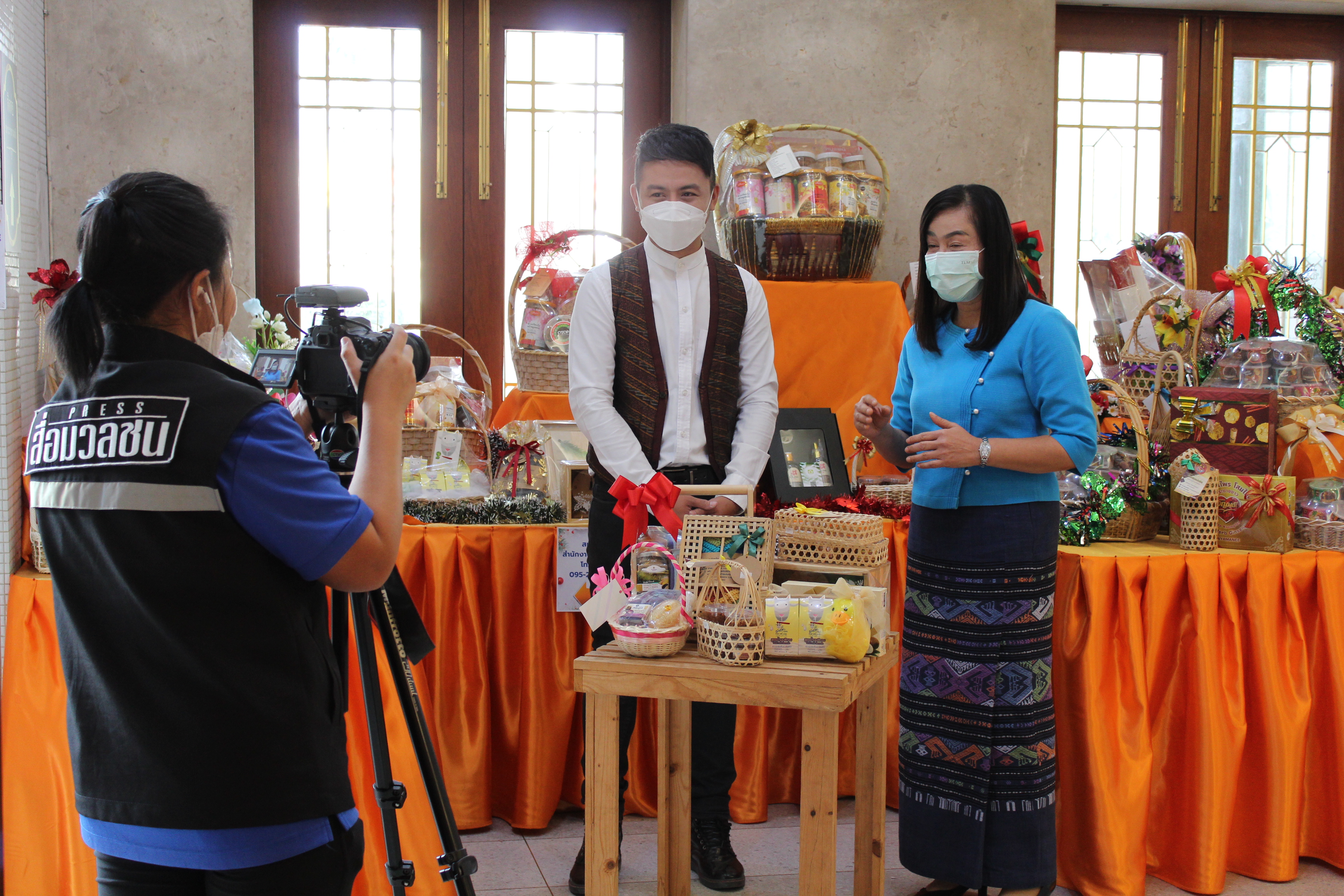 สพจ.ชลบุรี ให้สัมภาษณ์ทีมงานรายการ “ติดตามผู้นำชล” ทาง CTV เชิญชวนซื้อสินค้า OTOP เป็นของขวัญปีใหม่ 2565