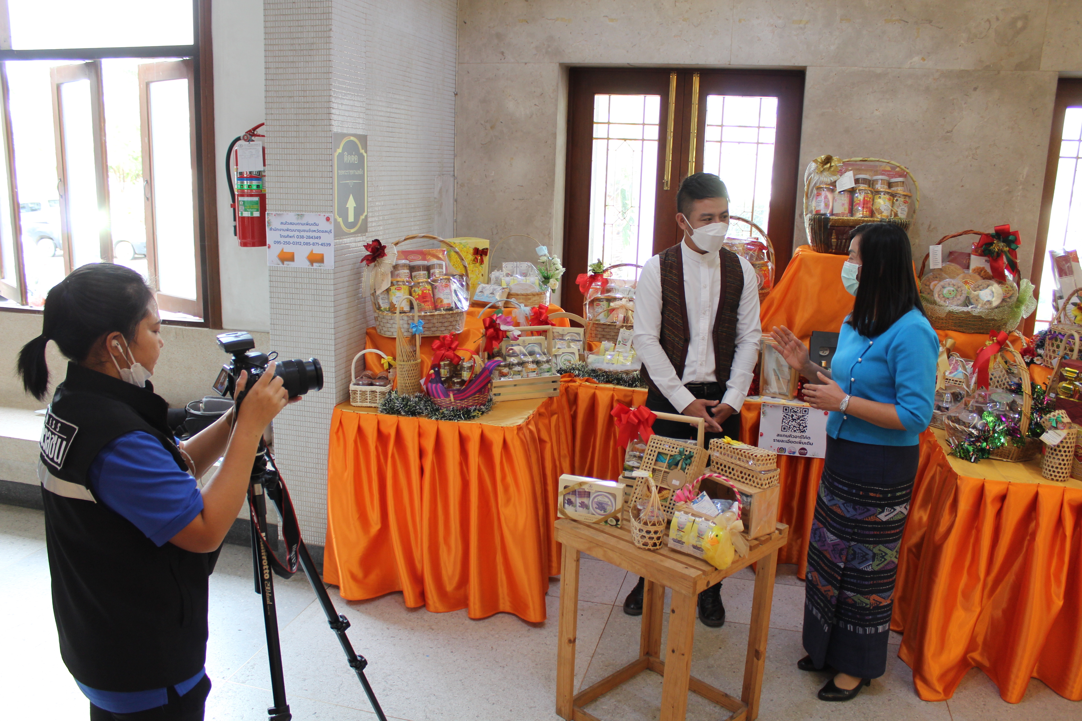 สพจ.ชลบุรี ให้สัมภาษณ์ทีมงานรายการ “ติดตามผู้นำชล” ทาง CTV เชิญชวนซื้อสินค้า OTOP เป็นของขวัญปีใหม่ 2565