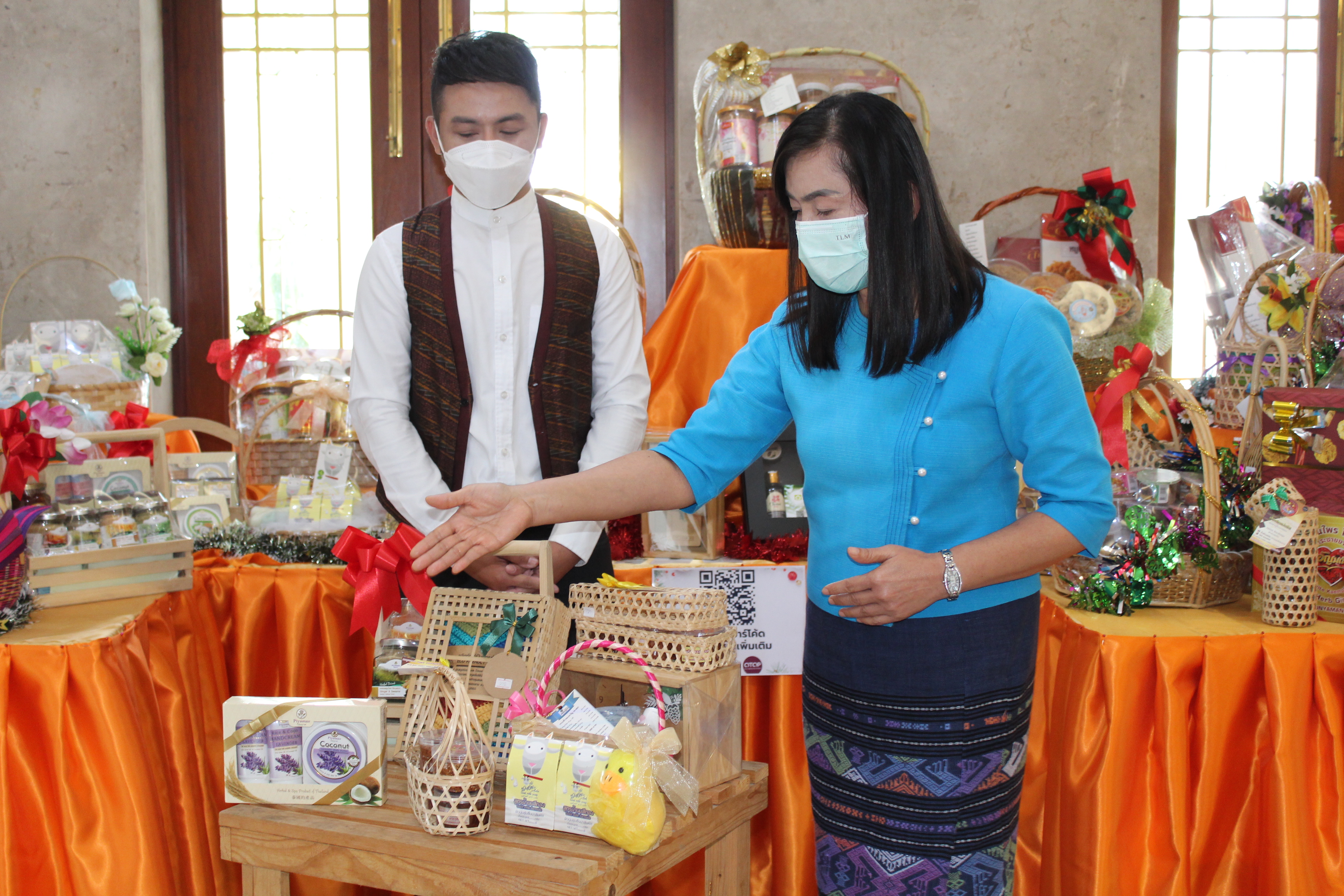 สพจ.ชลบุรี ให้สัมภาษณ์ทีมงานรายการ “ติดตามผู้นำชล” ทาง CTV เชิญชวนซื้อสินค้า OTOP เป็นของขวัญปีใหม่ 2565