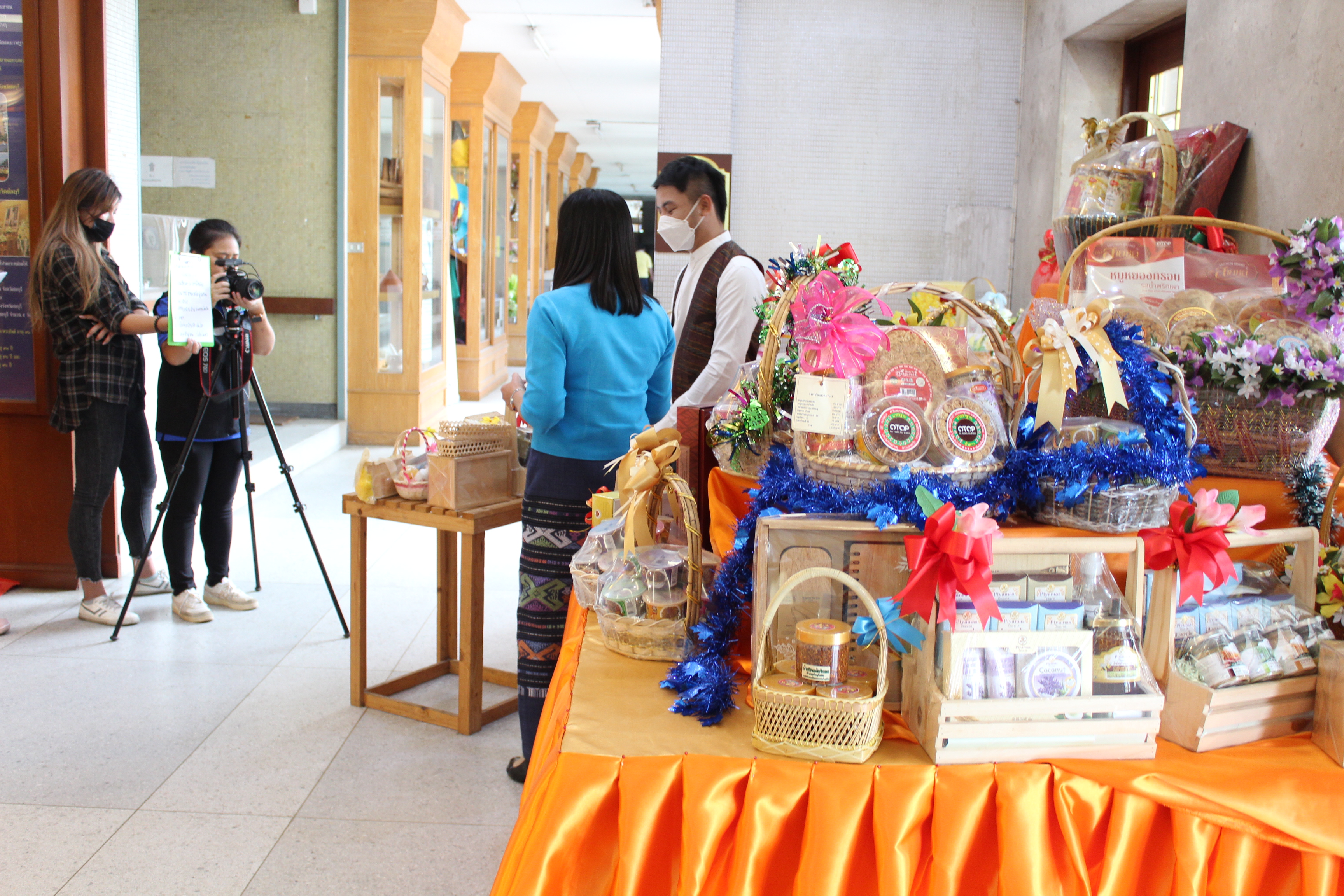 สพจ.ชลบุรี ให้สัมภาษณ์ทีมงานรายการ “ติดตามผู้นำชล” ทาง CTV เชิญชวนซื้อสินค้า OTOP เป็นของขวัญปีใหม่ 2565