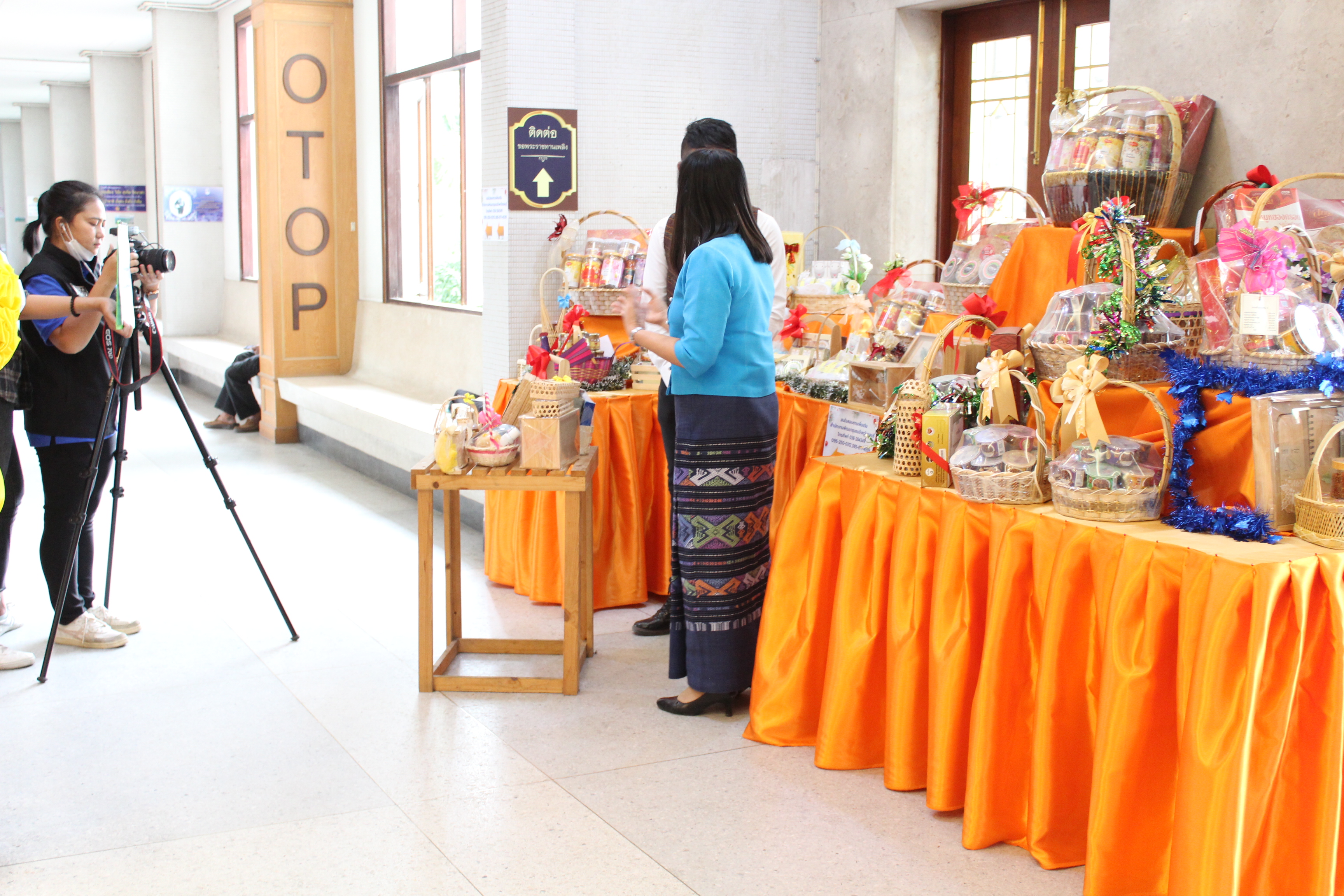 สพจ.ชลบุรี ให้สัมภาษณ์ทีมงานรายการ “ติดตามผู้นำชล” ทาง CTV เชิญชวนซื้อสินค้า OTOP เป็นของขวัญปีใหม่ 2565