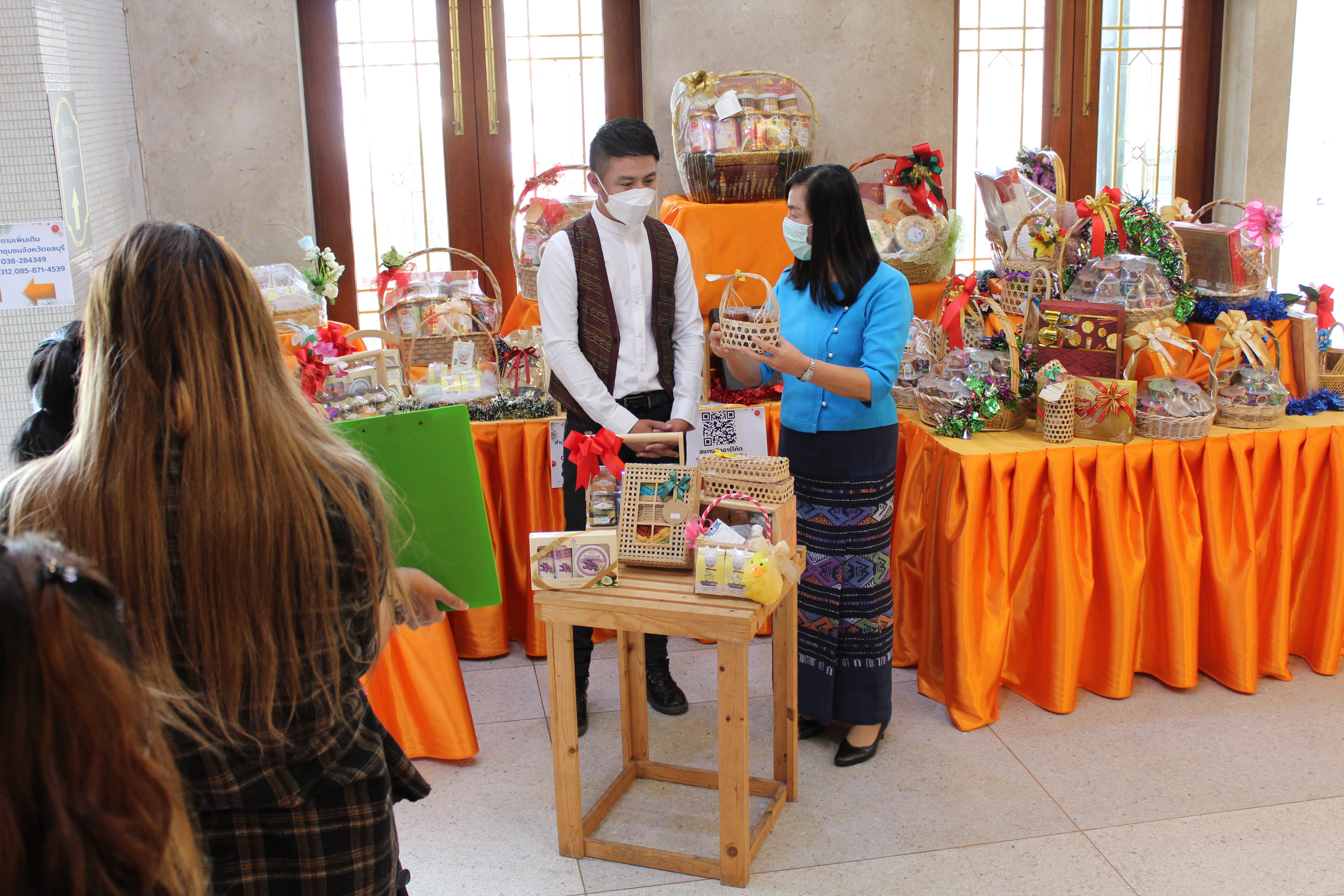 สพจ.ชลบุรี ให้สัมภาษณ์ทีมงานรายการ “ติดตามผู้นำชล” ทาง CTV เชิญชวนซื้อสินค้า OTOP เป็นของขวัญปีใหม่ 2565