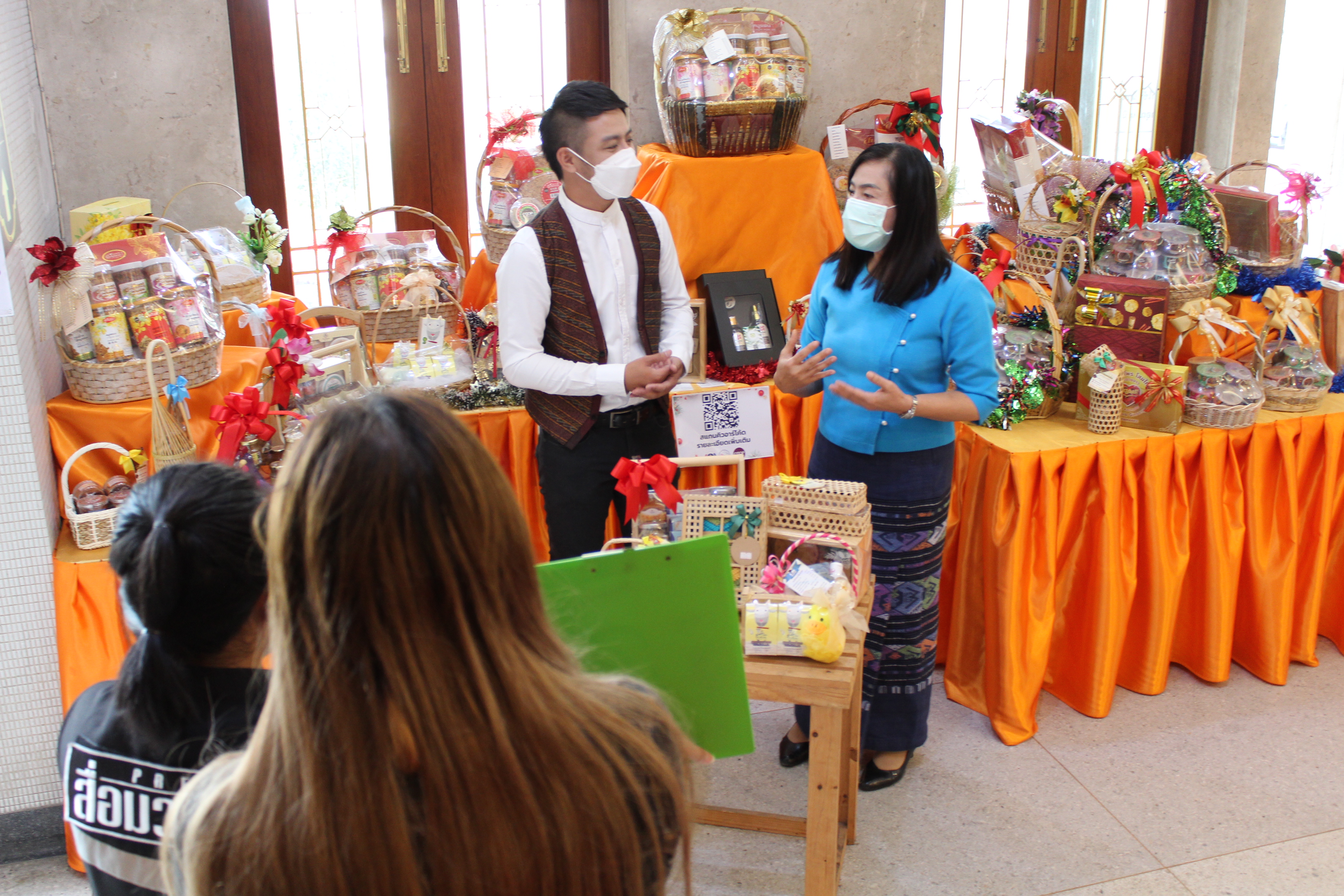 สพจ.ชลบุรี ให้สัมภาษณ์ทีมงานรายการ “ติดตามผู้นำชล” ทาง CTV เชิญชวนซื้อสินค้า OTOP เป็นของขวัญปีใหม่ 2565