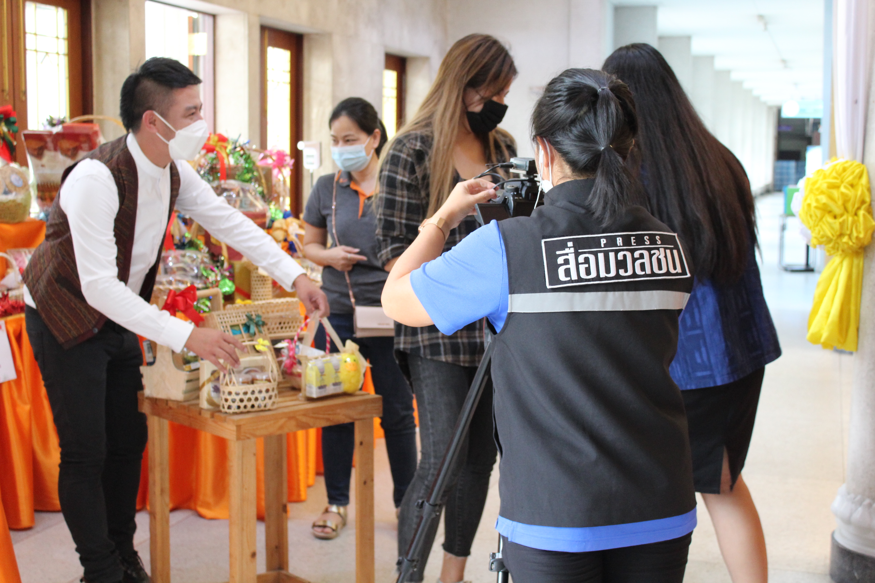 สพจ.ชลบุรี ให้สัมภาษณ์ทีมงานรายการ “ติดตามผู้นำชล” ทาง CTV เชิญชวนซื้อสินค้า OTOP เป็นของขวัญปีใหม่ 2565