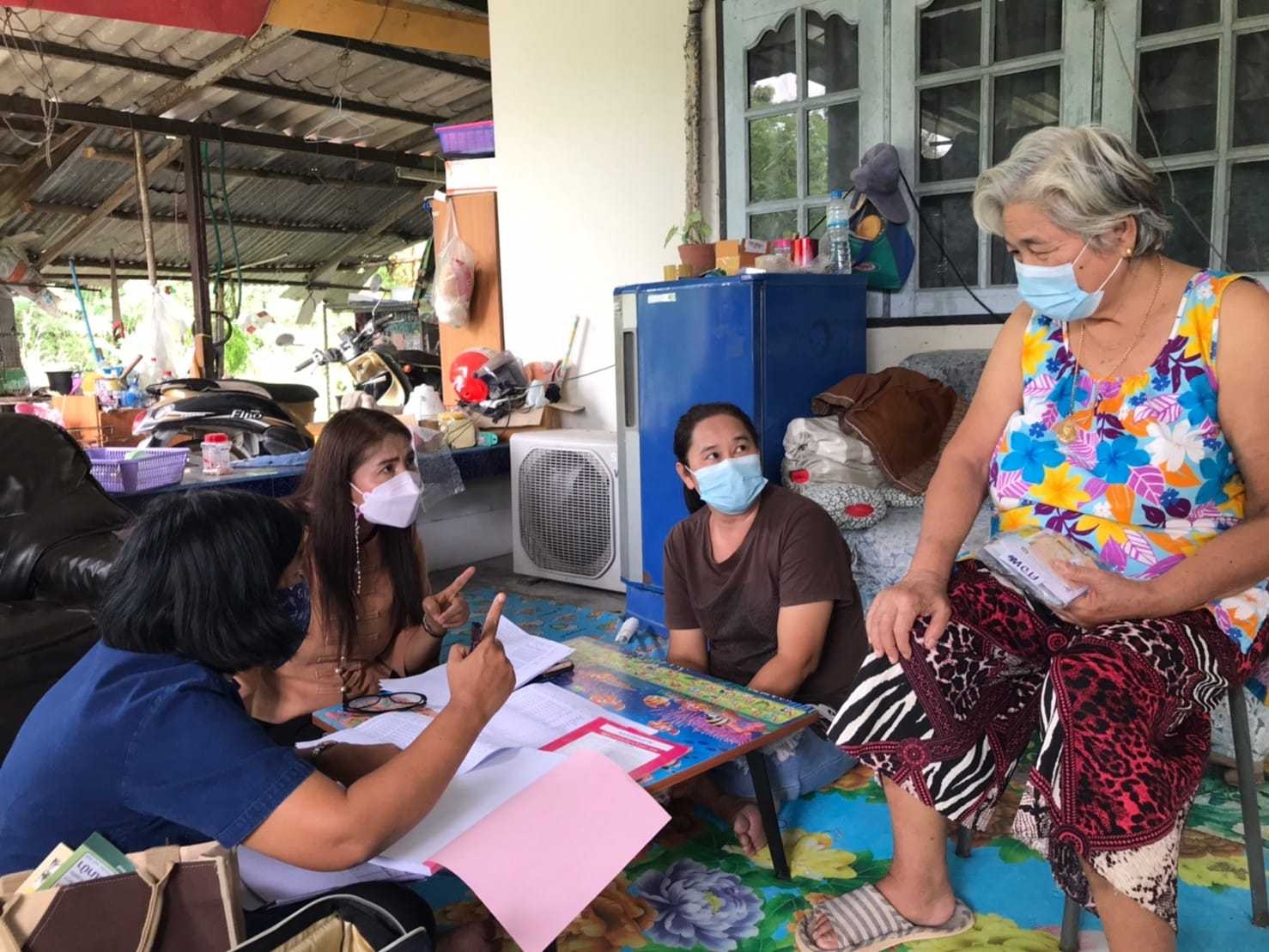 สพจ.ชลบุรี ลงพื้นที่ทดลองใช้แบบฟอร์มตรวจสอบข้อมูลครัวเรือนยากจน TPMAP