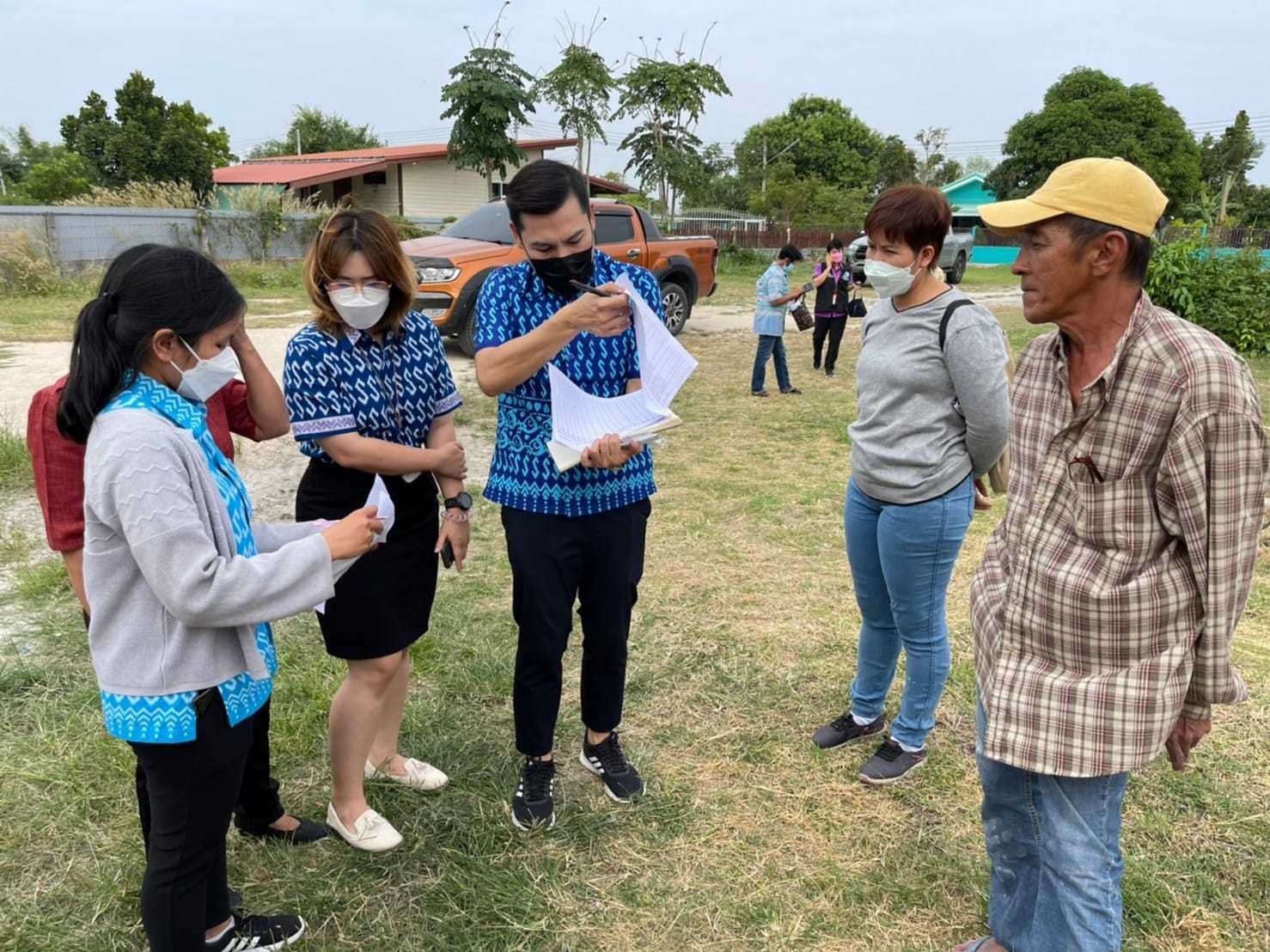 สพจ.ชลบุรี ลงพื้นที่ทดลองใช้แบบฟอร์มตรวจสอบข้อมูลครัวเรือนยากจน TPMAP