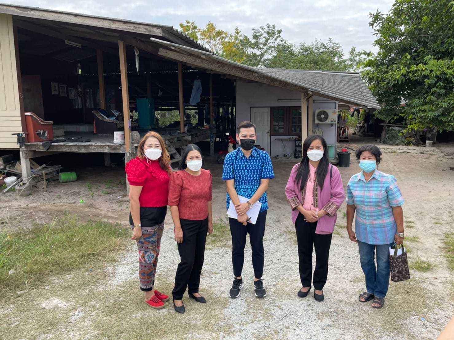 สพจ.ชลบุรี ลงพื้นที่ทดลองใช้แบบฟอร์มตรวจสอบข้อมูลครัวเรือนยากจน TPMAP