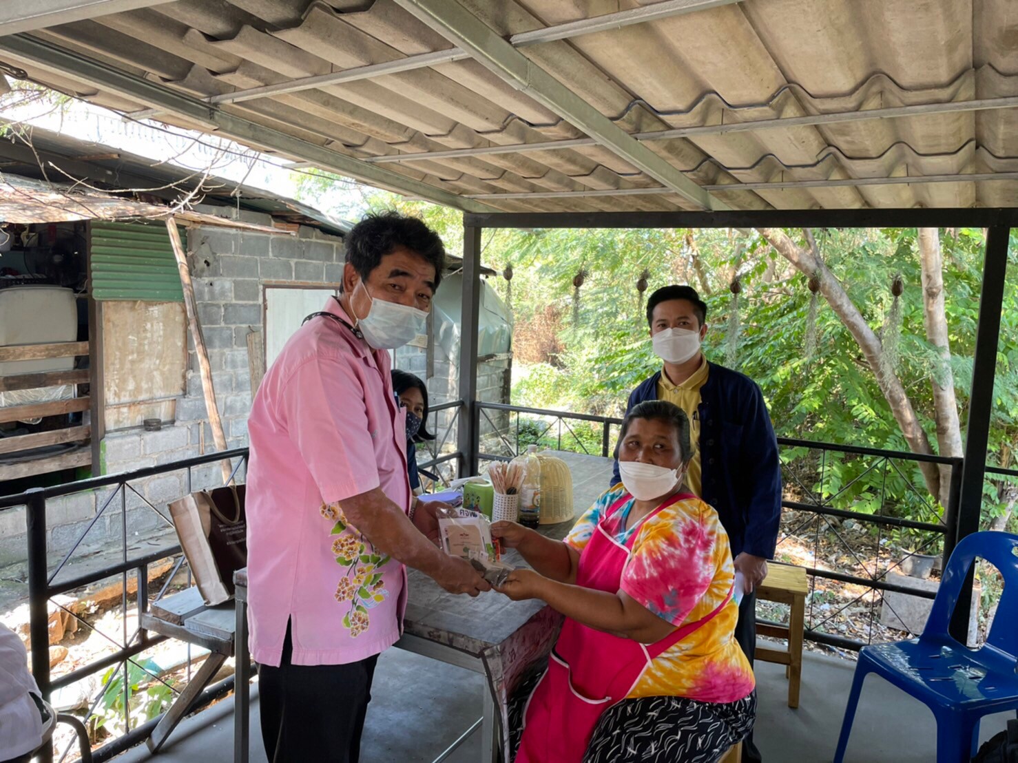 สพจ.ชลบุรี ลงพื้นที่ทดลองใช้แบบฟอร์มตรวจสอบข้อมูลครัวเรือนยากจน TPMAP